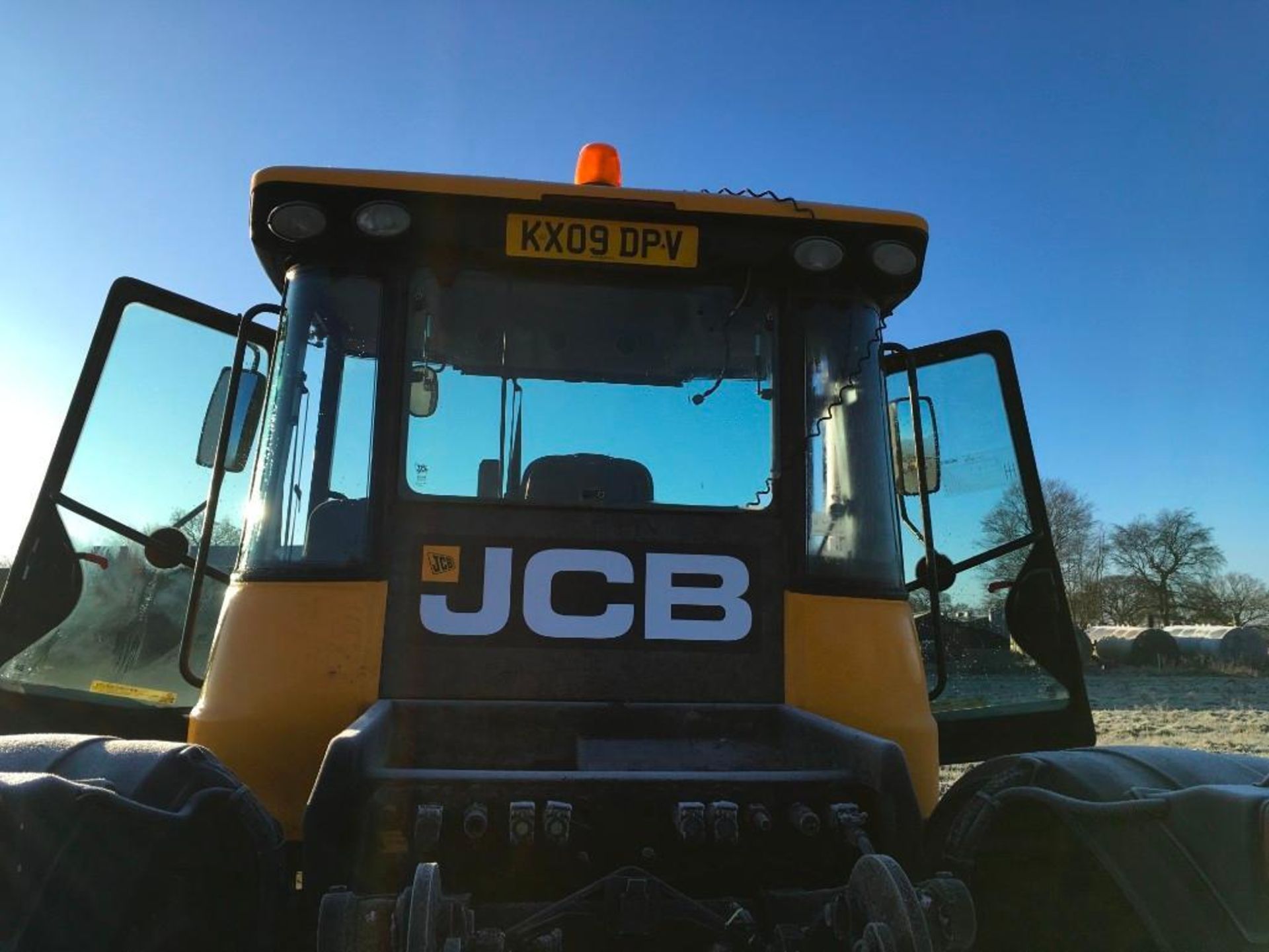 2009 JCB Fastrac 3200, 65kph, 3 rear spool valves, Immobiliser, Datatag. On Vredestein 540/65R30 fro - Image 7 of 20