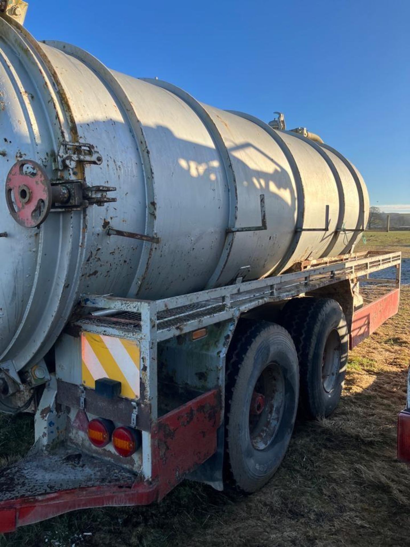 16 m3 Whale barrel tanker mounted on Ken Wootton chassis, ROR commercial axles, sprung draw bar, air - Image 7 of 10