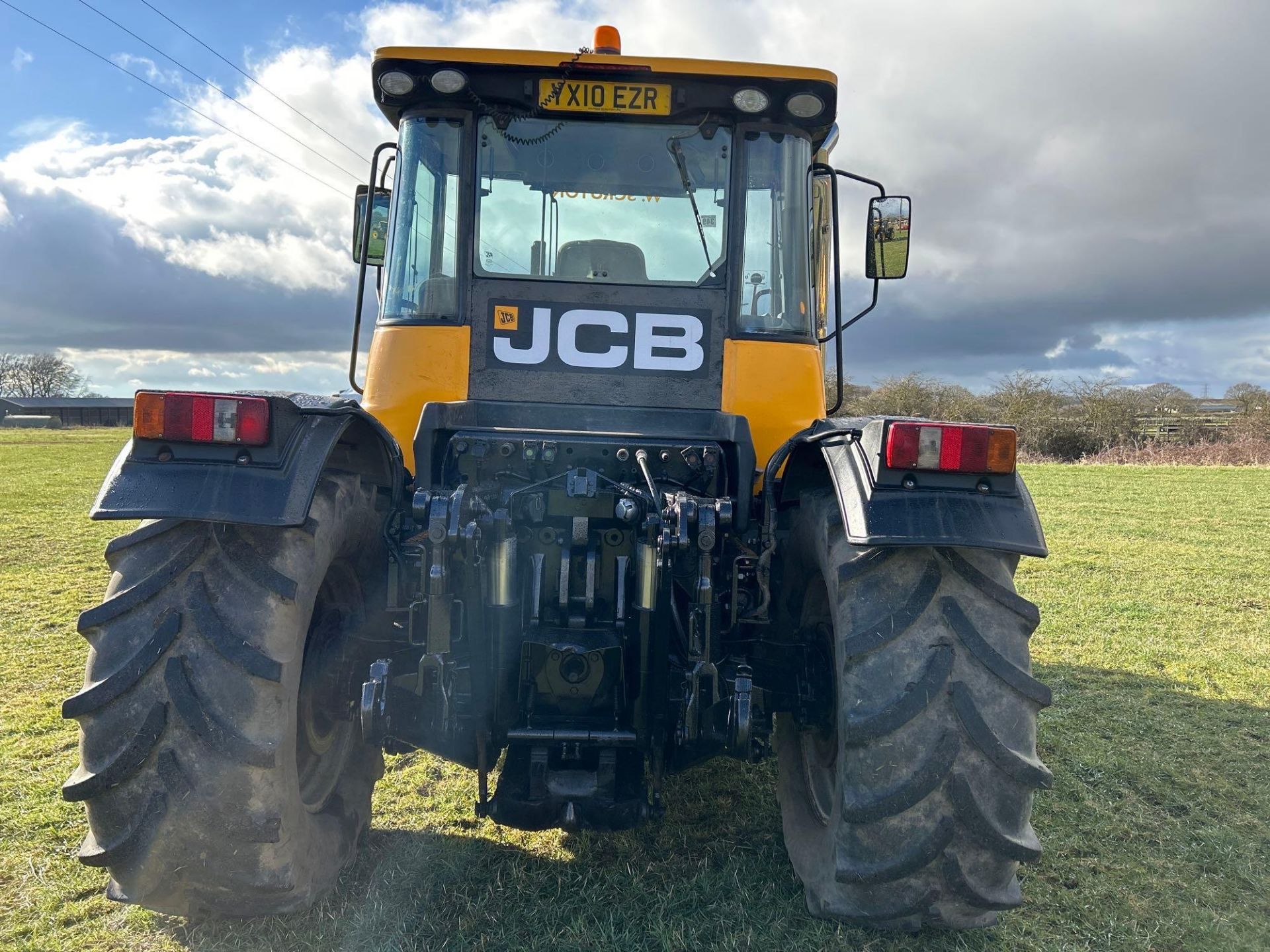 2010 JCB Fastrac 3200, 65kph, 3 rear spool valves. Datatagged. Front linkage. On Firestone  540/65R3 - Image 3 of 12