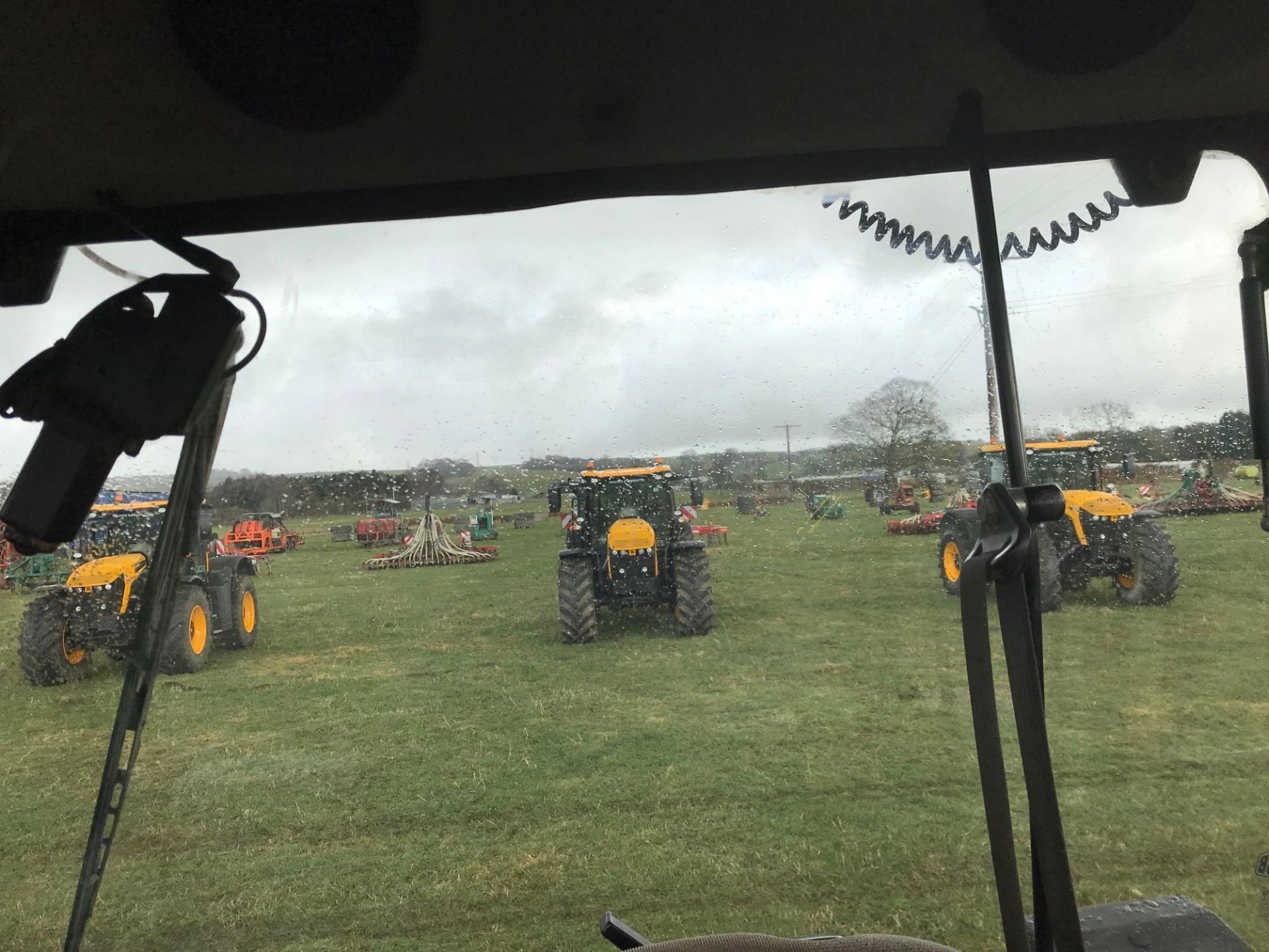 2010 JCB Fastrac 3200, 65kph, 3 rear spool valves. Datatagged. Front linkage. On Firestone  540/65R3 - Image 11 of 12