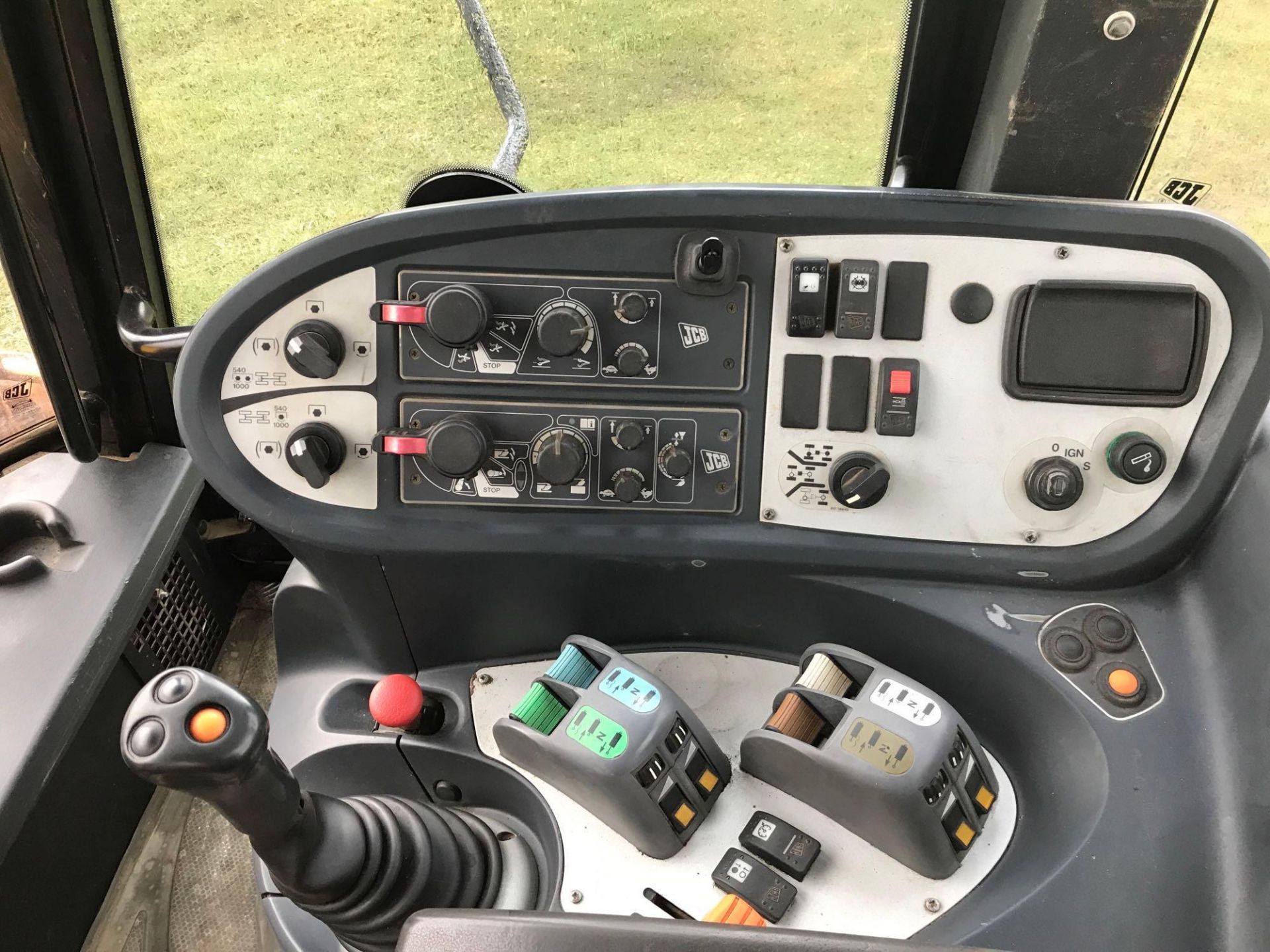 2008 JCB Fastrac 3200 with plus pack, 65kph, 3 rear spool valves. Datatagged. Front linkage. Front P - Image 7 of 12