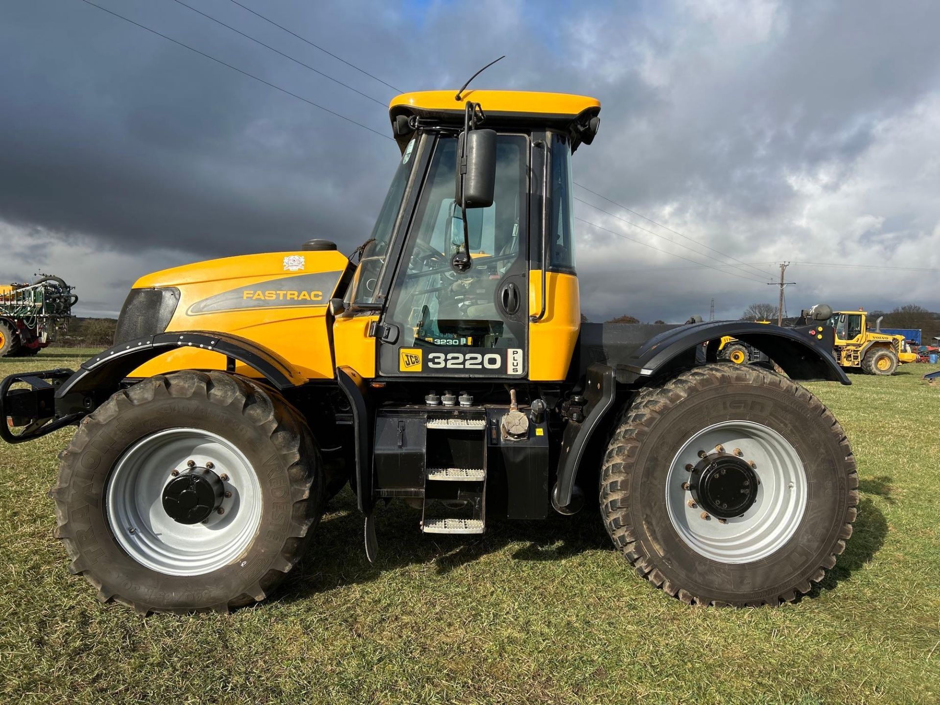 2006 JCB Fastrac 3220 with plus pack, 65kph, 3 rear spool valves. Datatagged. On Firestone 540/65R30 - Image 2 of 11