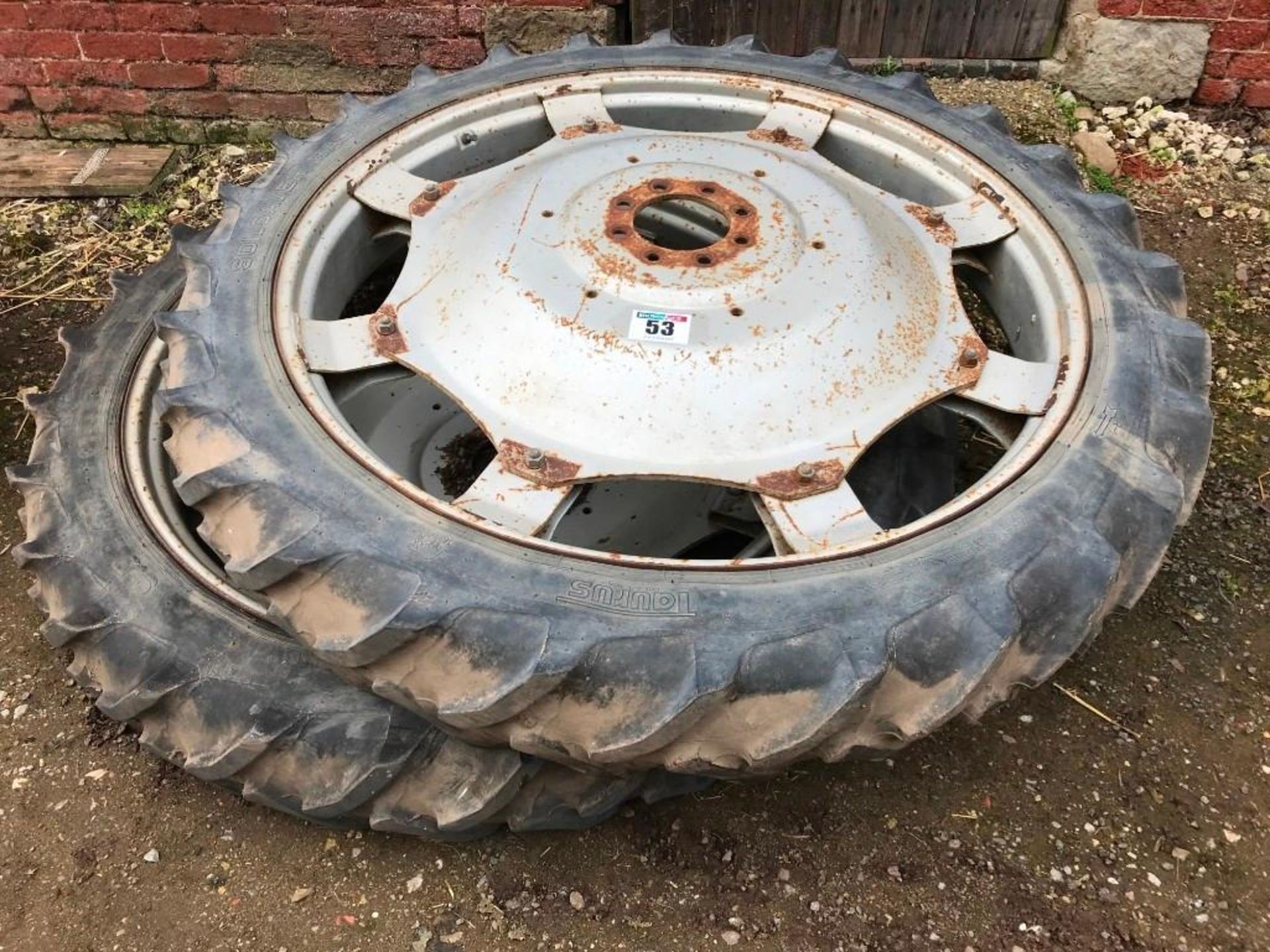 Pair of row crop wheels with Taurus 9.5R48 tyres