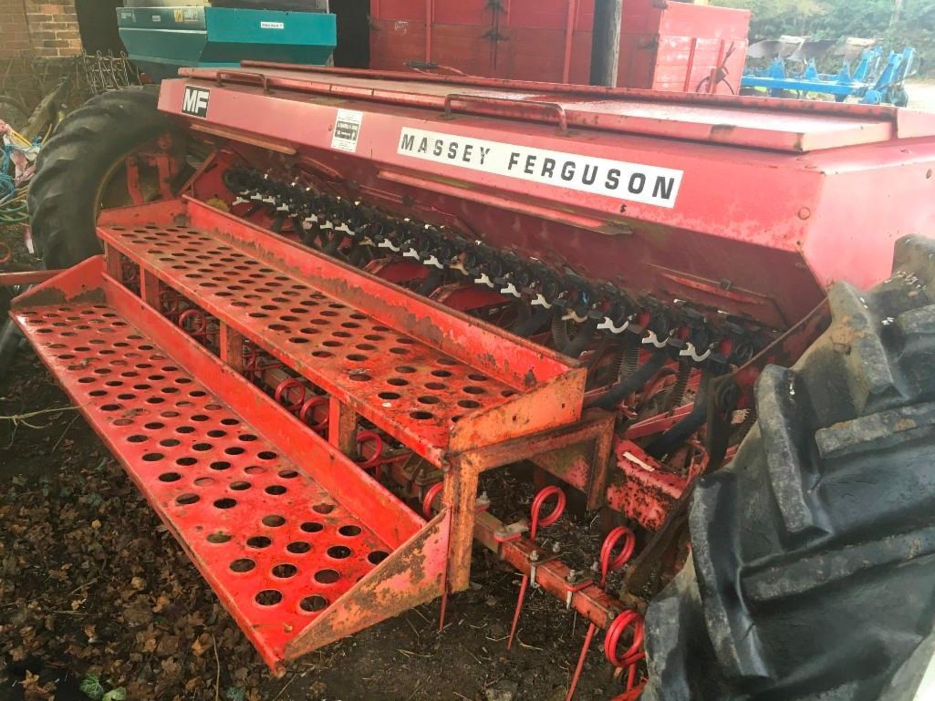 Massey Ferguson 30 3m trailed drill, pre-emergence markers, tramline kit, Reco following harrows, hy - Image 5 of 9