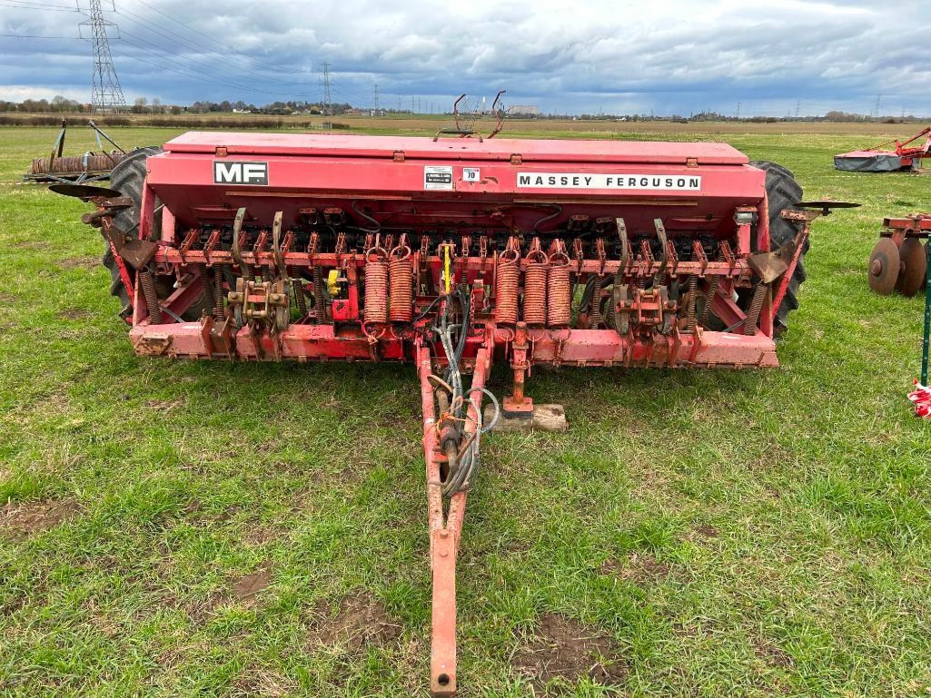 Massey Ferguson 30 3m trailed drill, pre-emergence markers, tramline kit, Reco following harrows, hy - Image 6 of 9