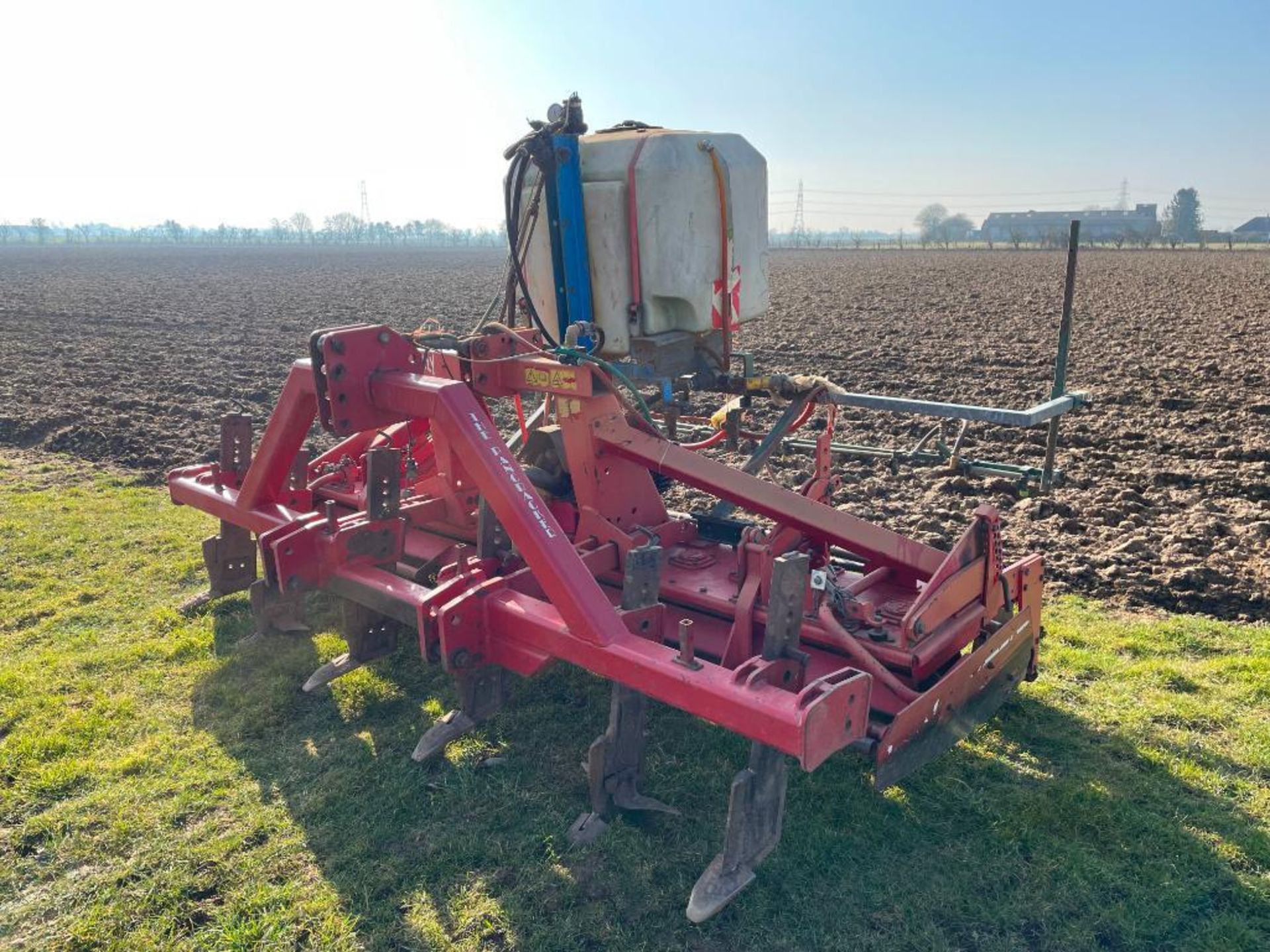 Lely Terra 300/45 3m power harrow with 6 leg Pancracker and rear spiral roller c/w spray kit and tan - Image 4 of 7