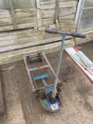 Stillage lifter