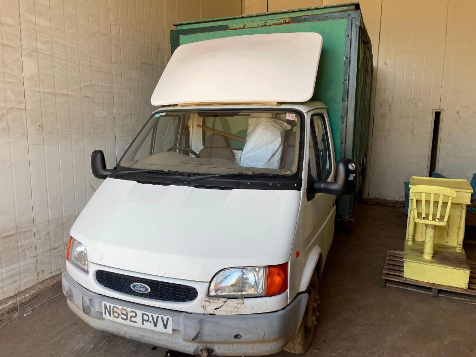 1995 Ford Transit curtain side manual van, twin wheel with 4m bed. Reg No: N692 PVV. Mileage: 292,24 - Image 2 of 6