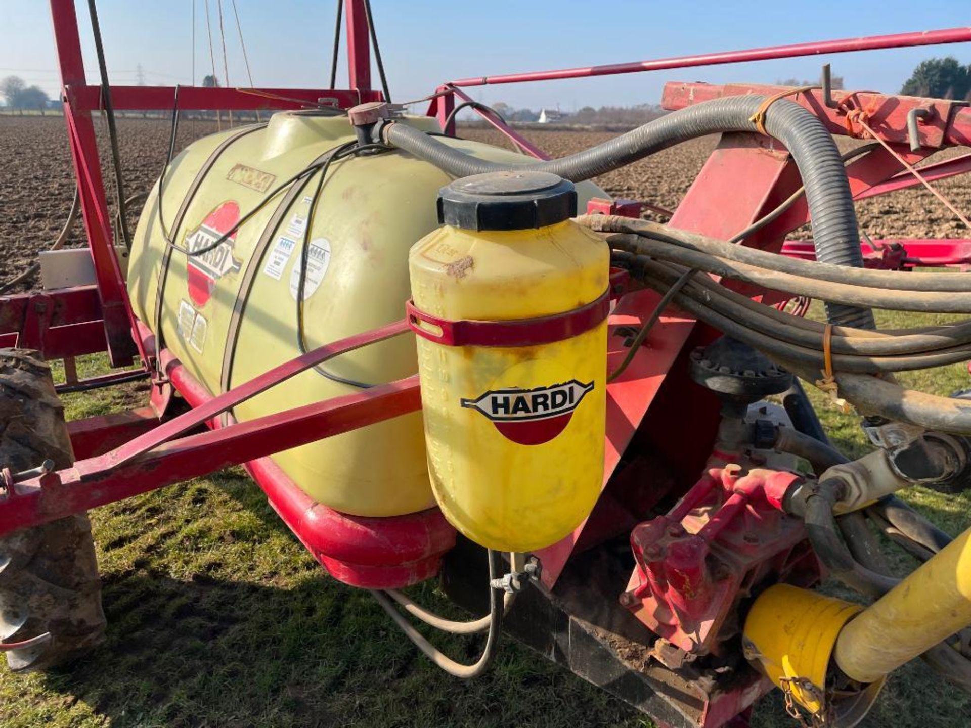 Hardi TRX1000 1000l trailed 12m sprayer with suction bowl, single nozzle lines and clean water tank - Image 4 of 8