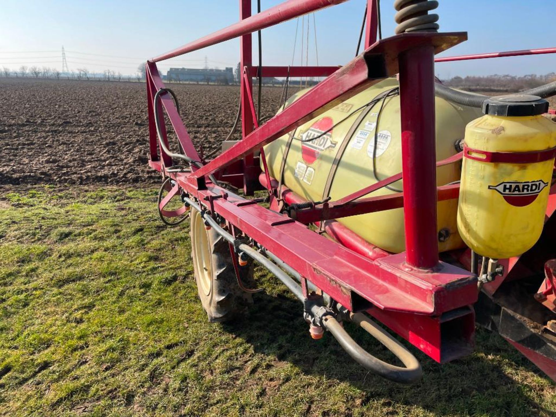 Hardi TRX1000 1000l trailed 12m sprayer with suction bowl, single nozzle lines and clean water tank - Image 3 of 8