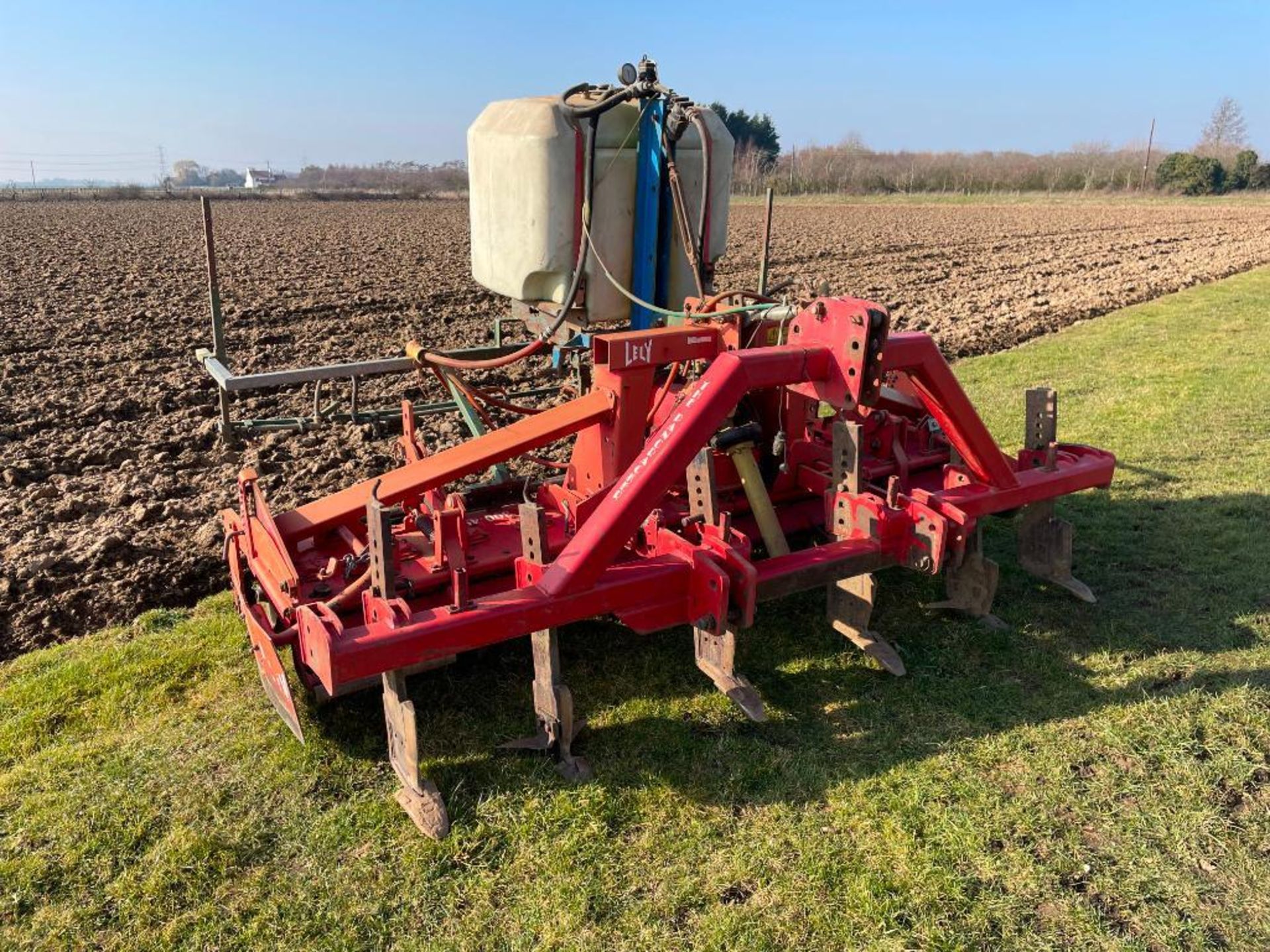 Lely Terra 300/45 3m power harrow with 6 leg Pancracker and rear spiral roller c/w spray kit and tan - Image 3 of 7