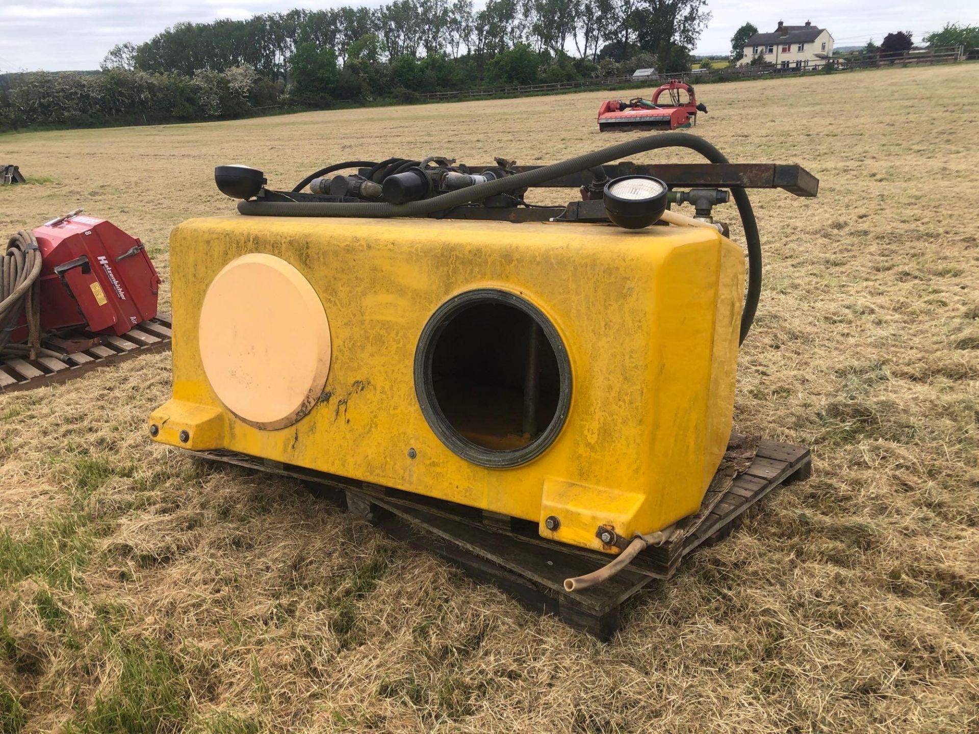 Front tank 1,000l, c/w hydraulic pump - Image 2 of 3