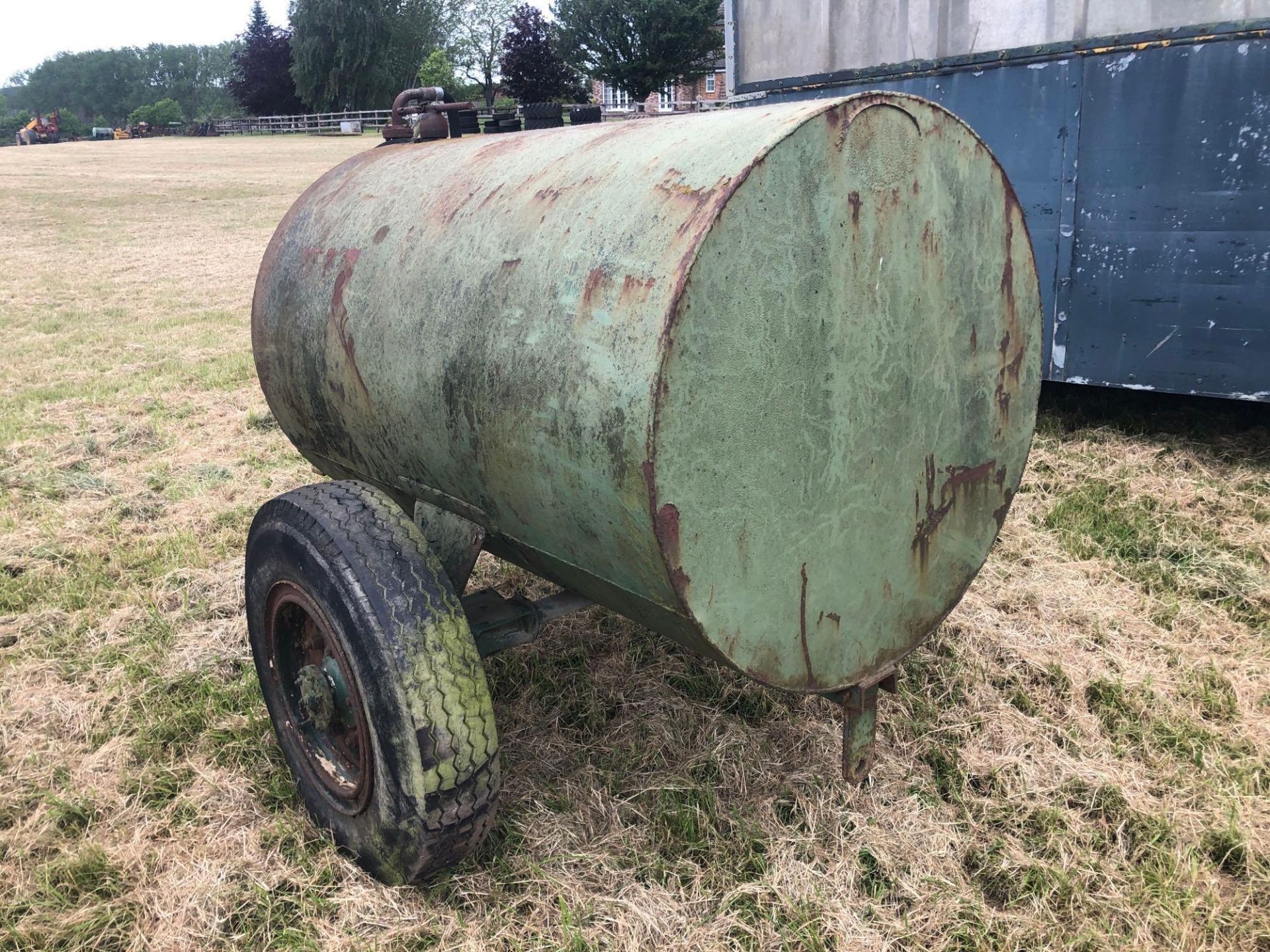 Metal single axle fuel bowser with manual pump - Image 5 of 5