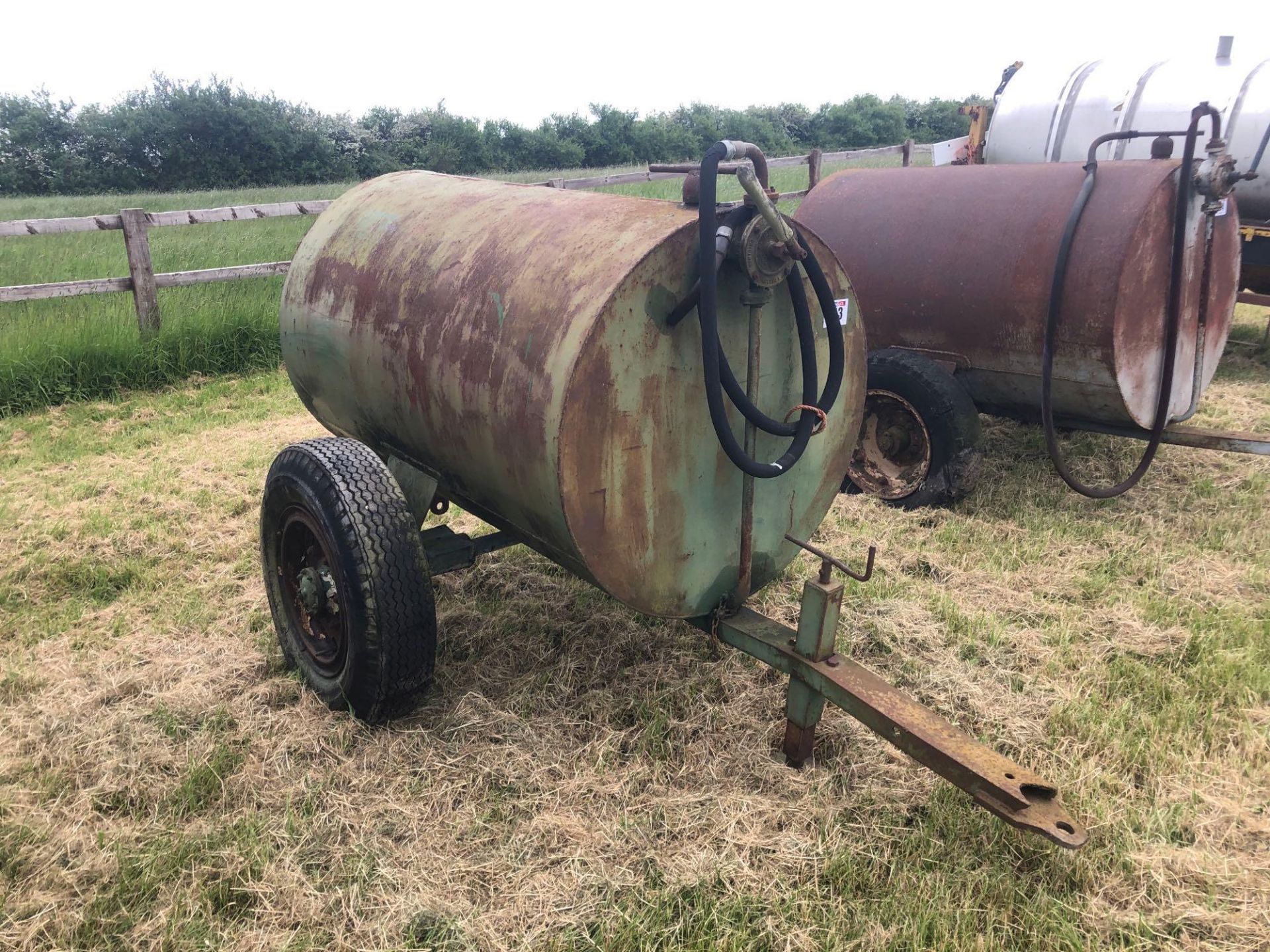 Metal single axle fuel bowser with manual pump - Image 3 of 5