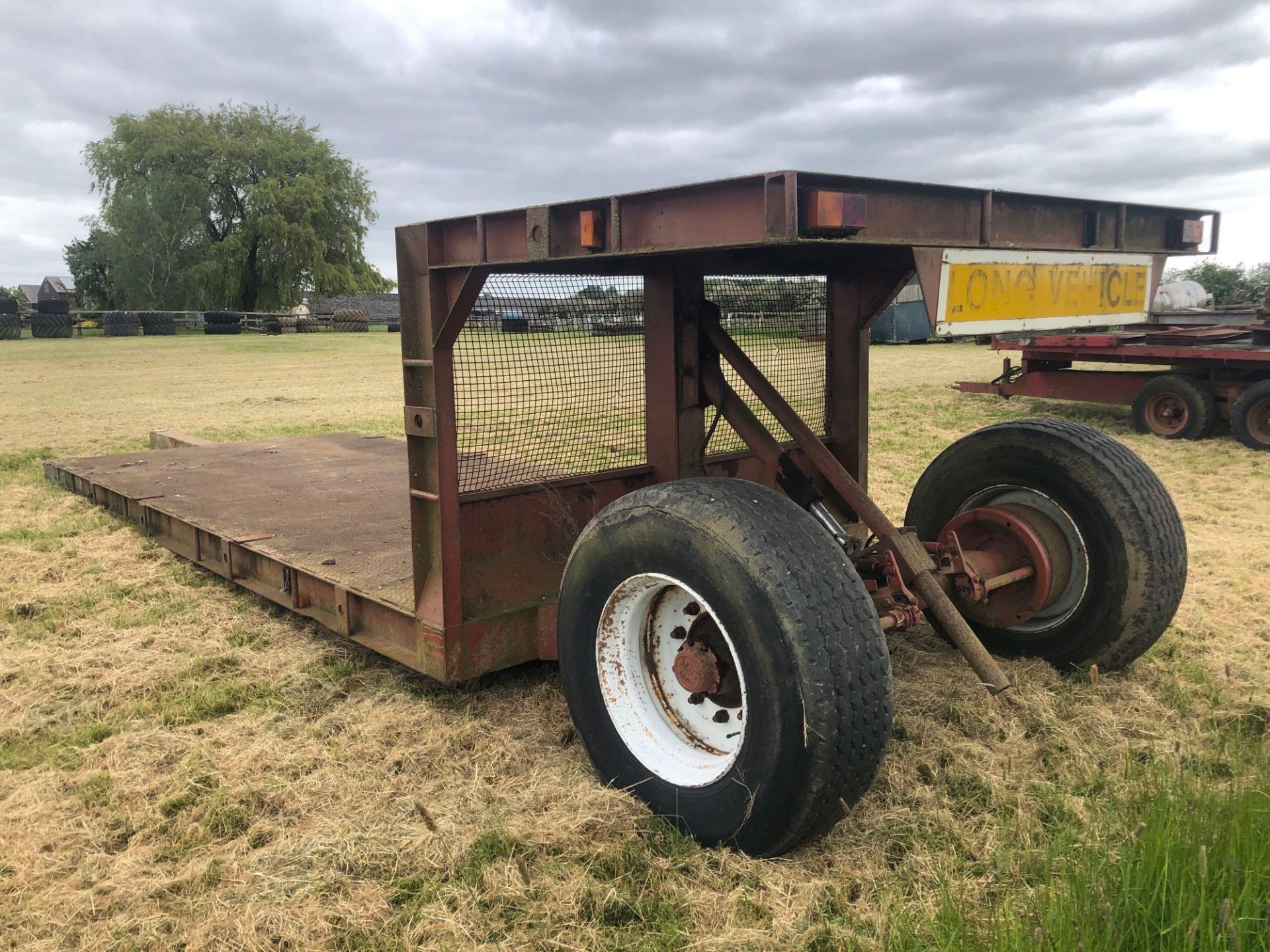 Drop deck low loader 5.5m x 2.4m, hydraulic lowering metal floor with rear single axle on 385/65R22. - Image 4 of 4