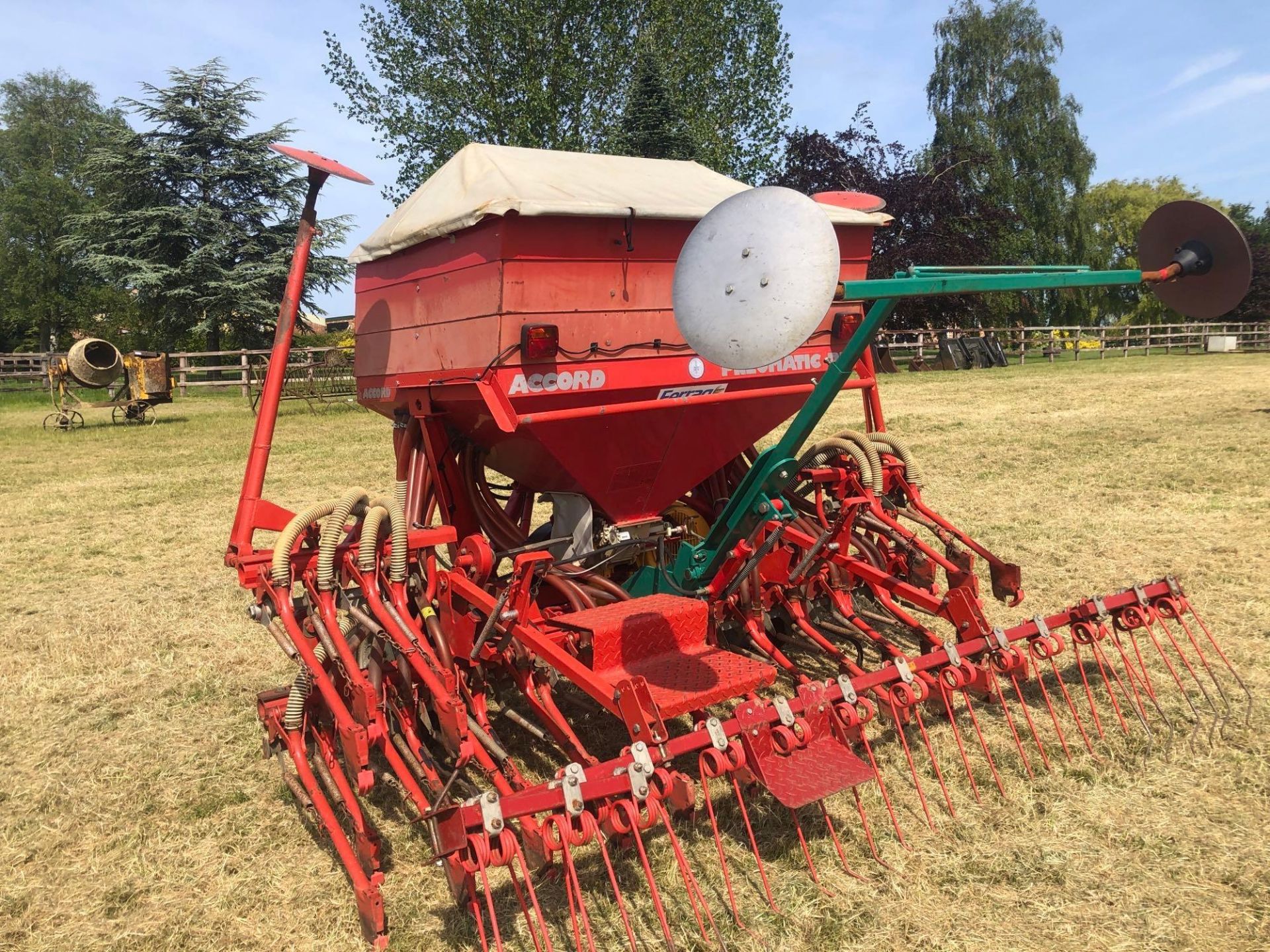 Accord 4m DL Suffolk coulter drill c/c tramline and pre-emergence markers NB: manual and control box - Image 9 of 10