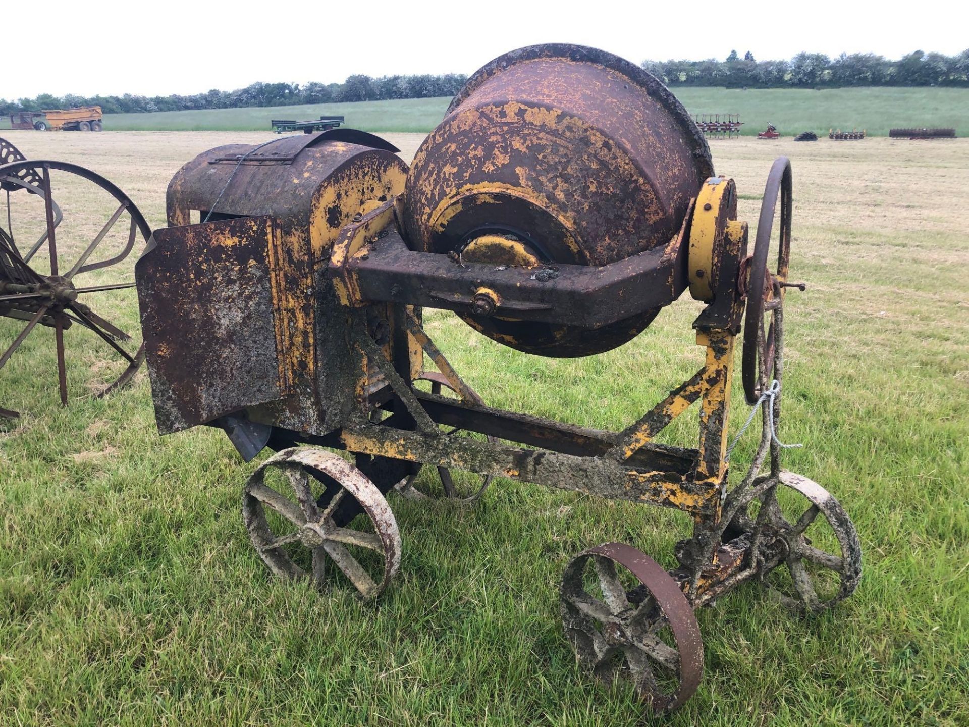 Vintage cement mixer - Image 3 of 3