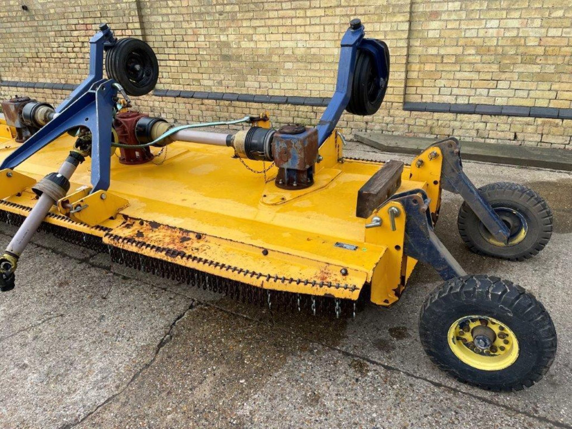 Bomford Tri-Blade 4m mounted topper, new blades and centre gearbox just fitted c/w transport wheels - Image 6 of 9