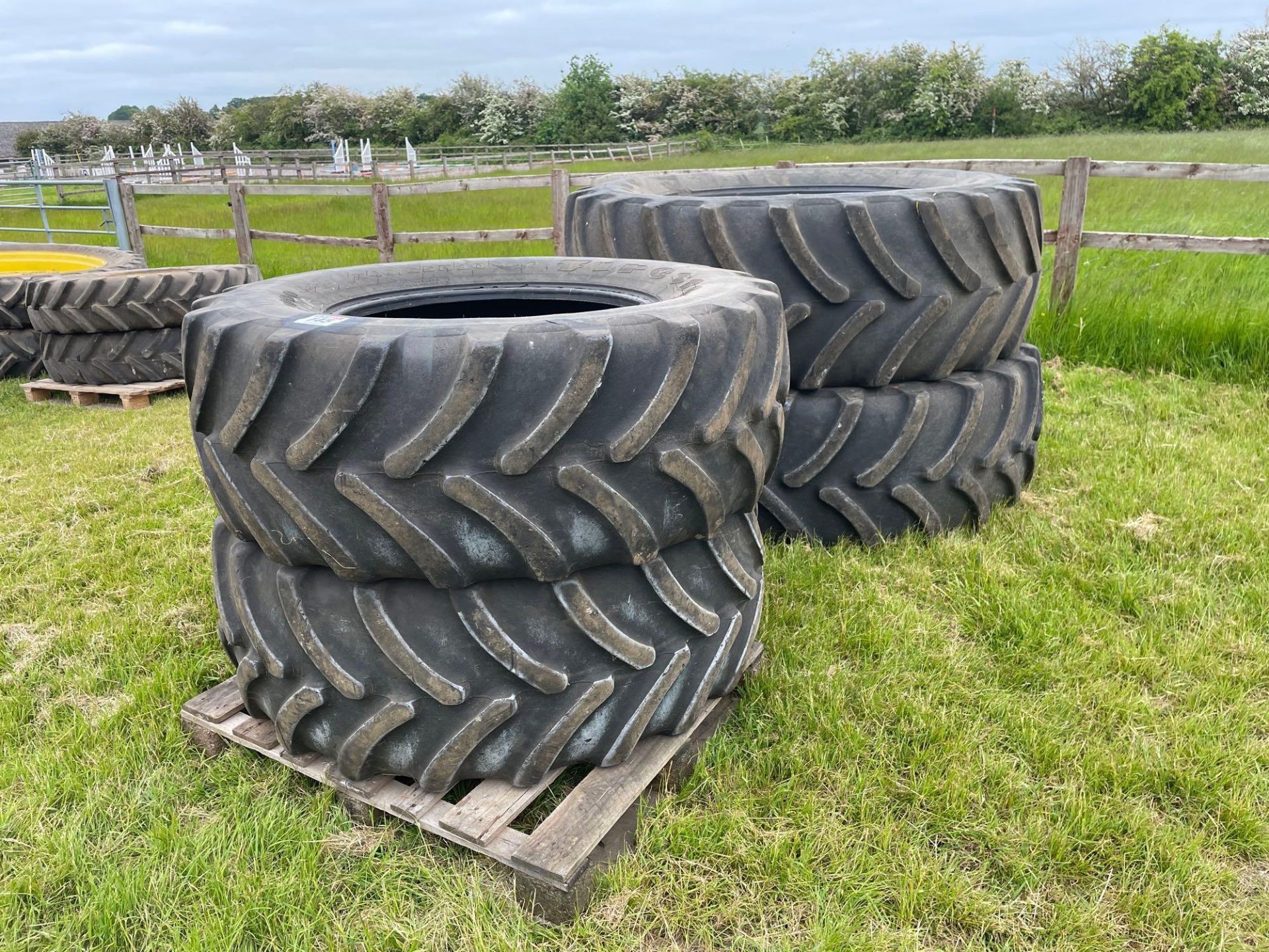 Set Firestone 540/65R30 front and 650/65R42 rear tyres only
