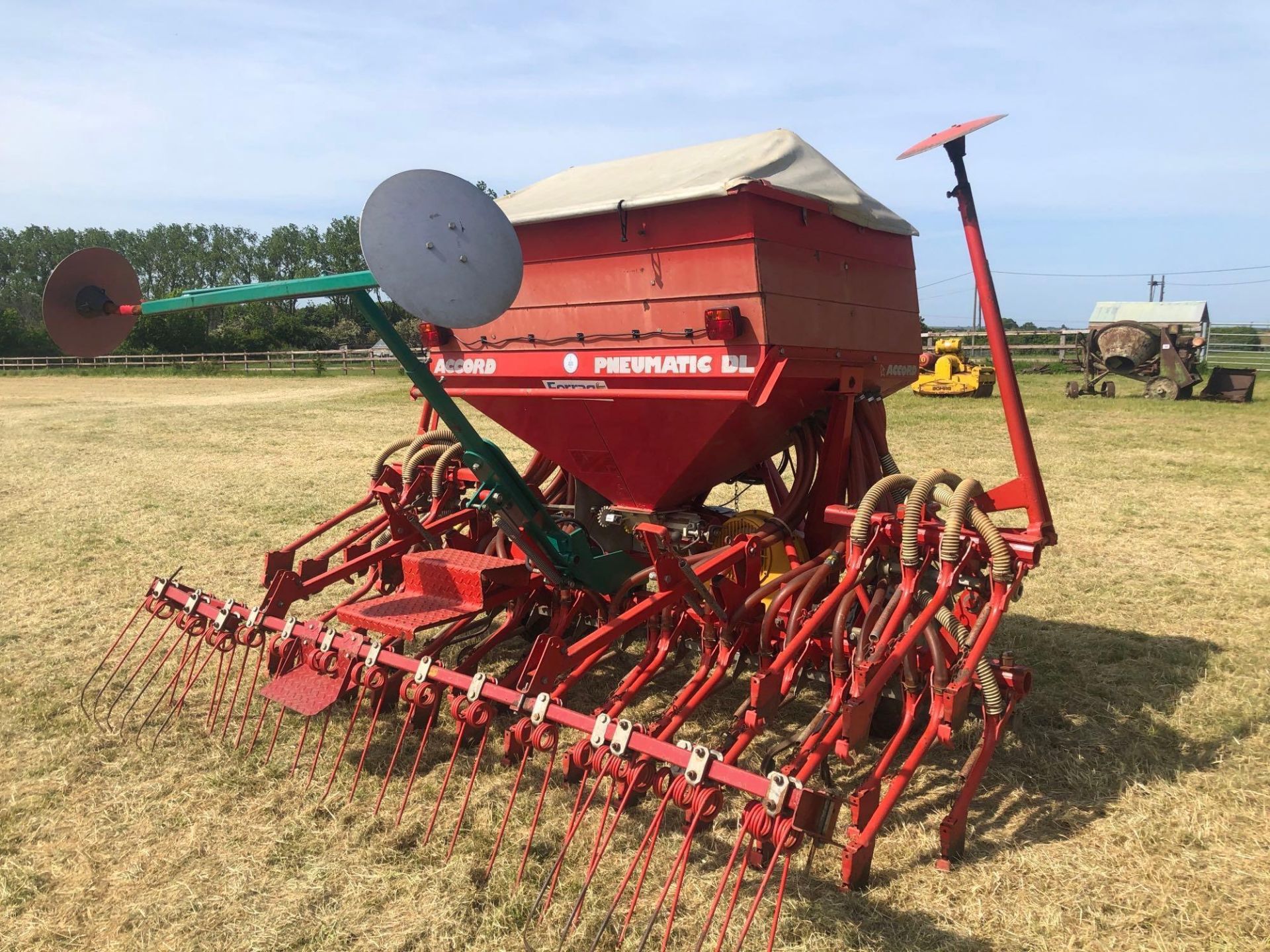 Accord 4m DL Suffolk coulter drill c/c tramline and pre-emergence markers NB: manual and control box - Image 10 of 10