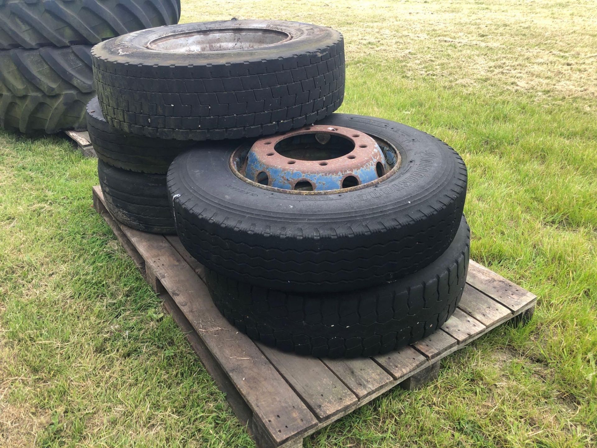 Quantity 18/19.5 and 11R22.5 wheels and tyres - Image 2 of 2