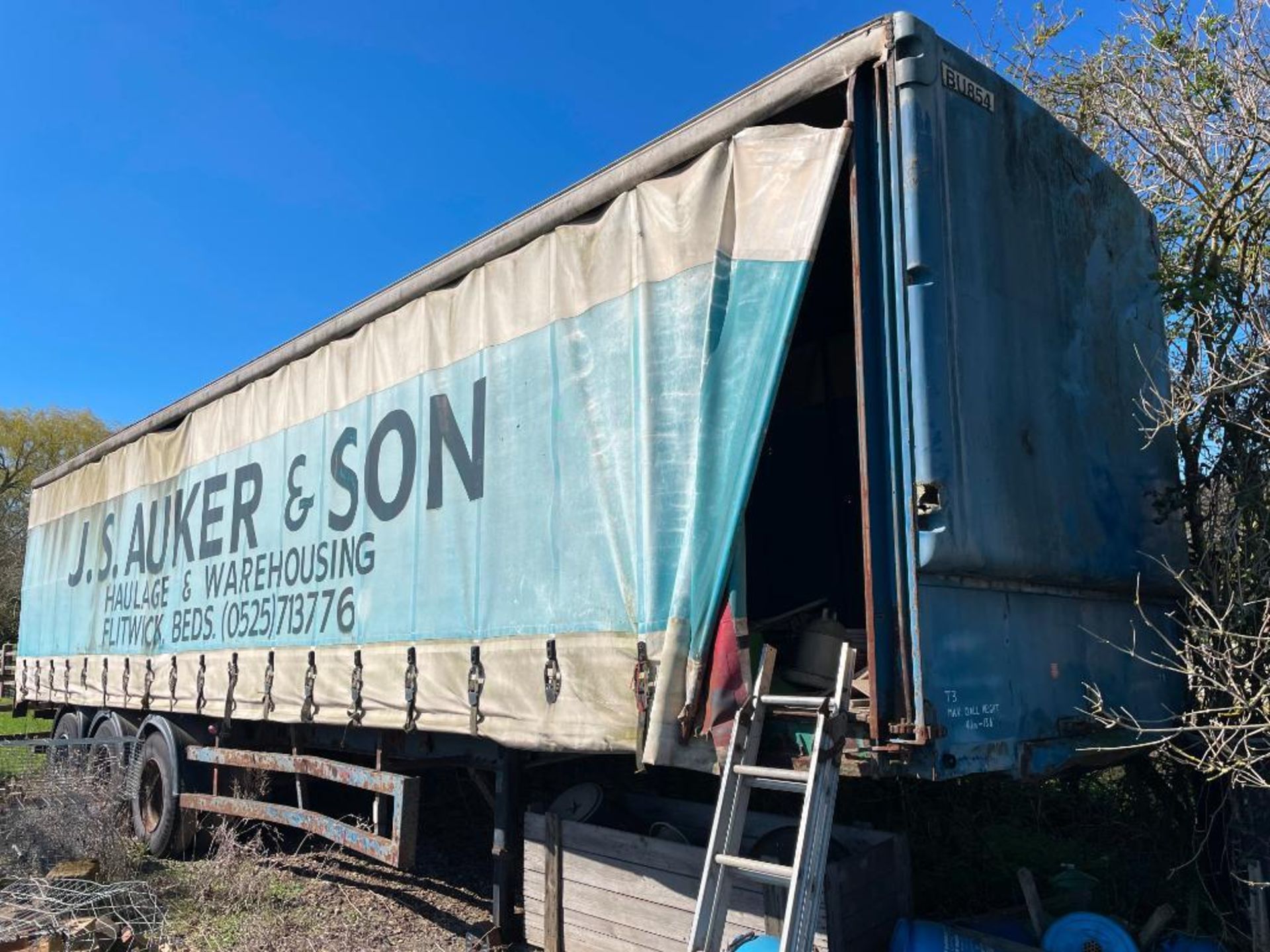 40ft tri-axle curtain side trailer on 11R22.5 wheels and tyres. NB: no front dolly. Sold in situ, bu