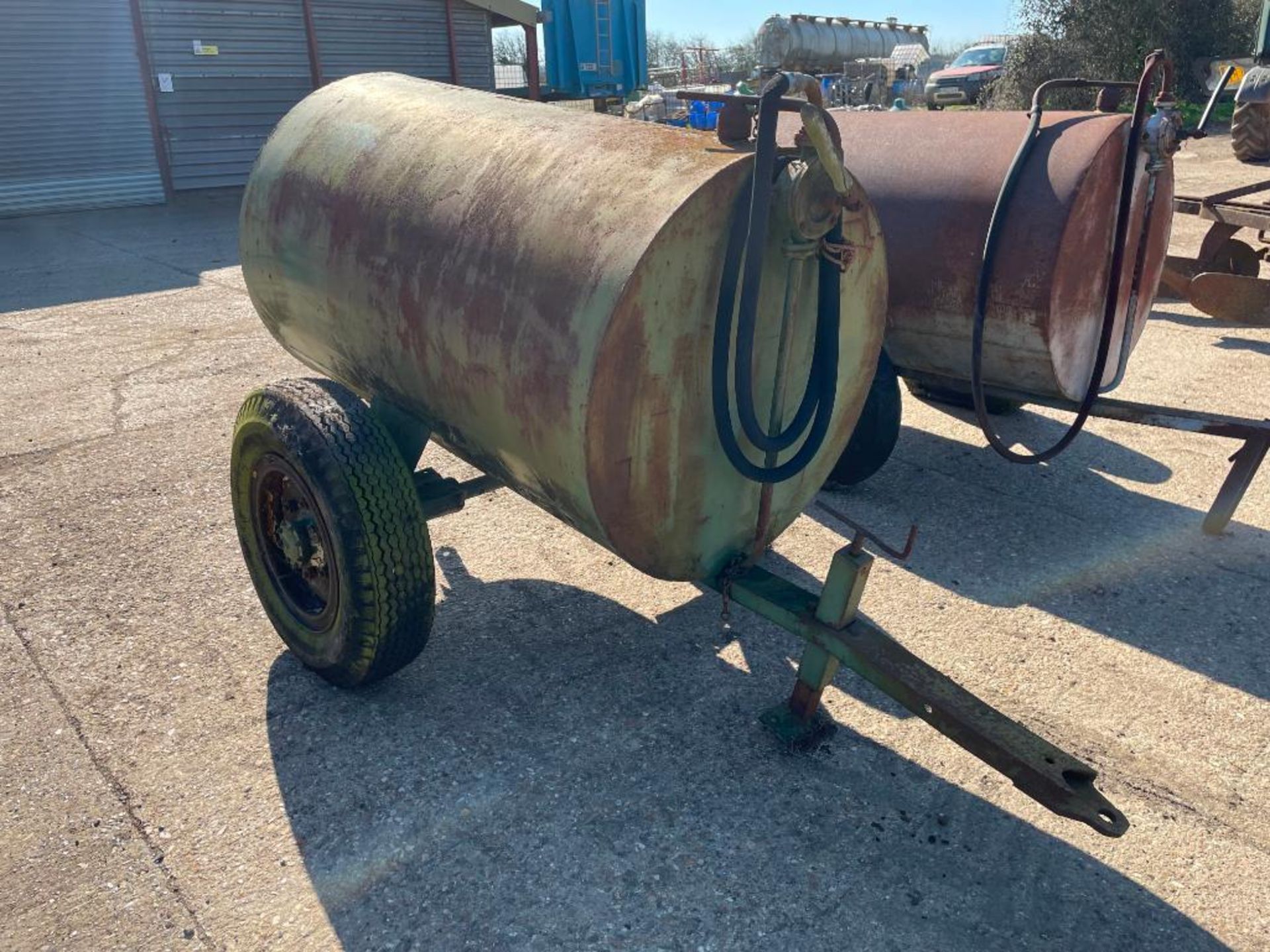 Metal single axle fuel bowser with manual pump - Image 2 of 3