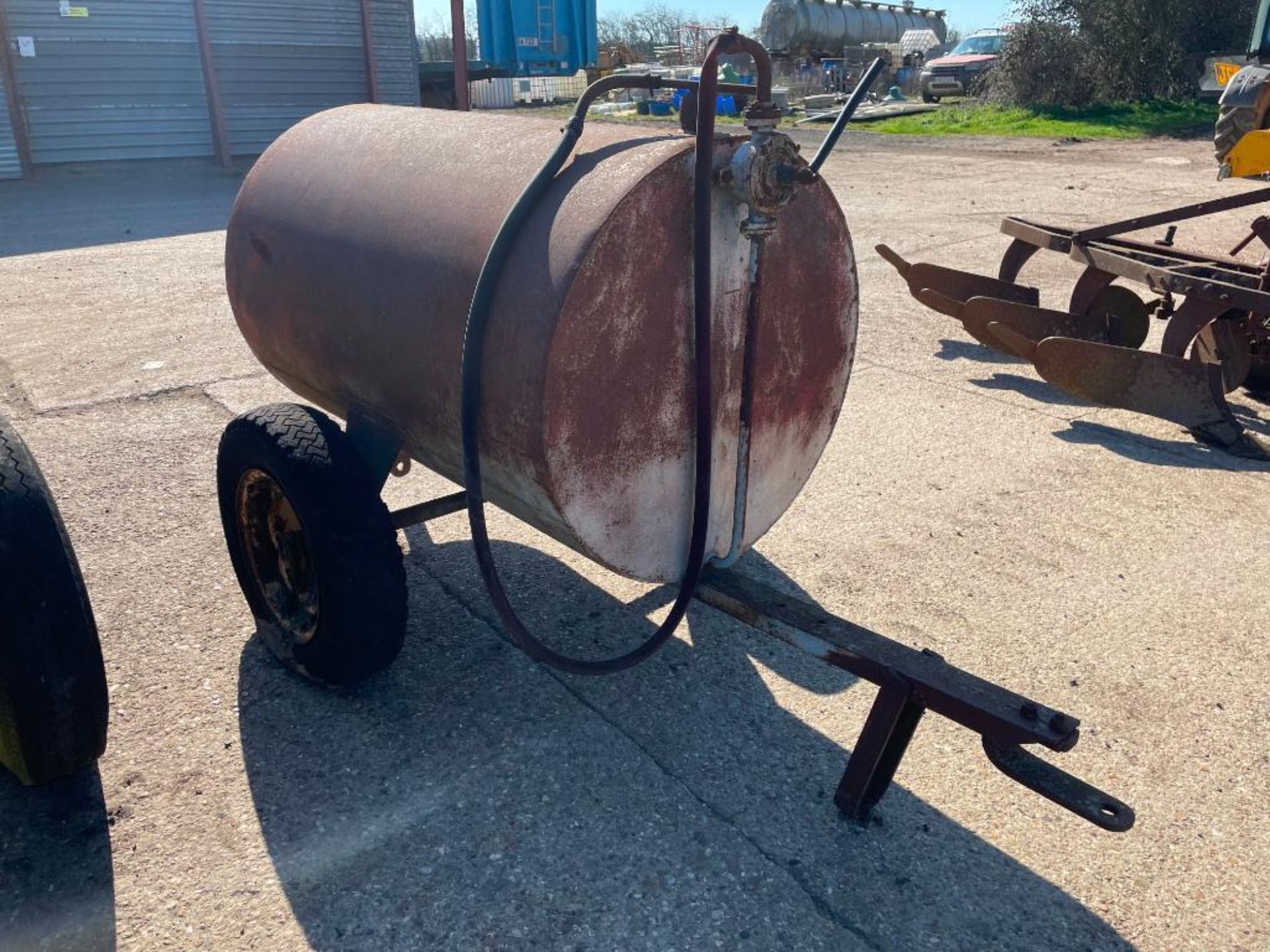 Metal single axle fuel bowser with manual pump - Image 2 of 5
