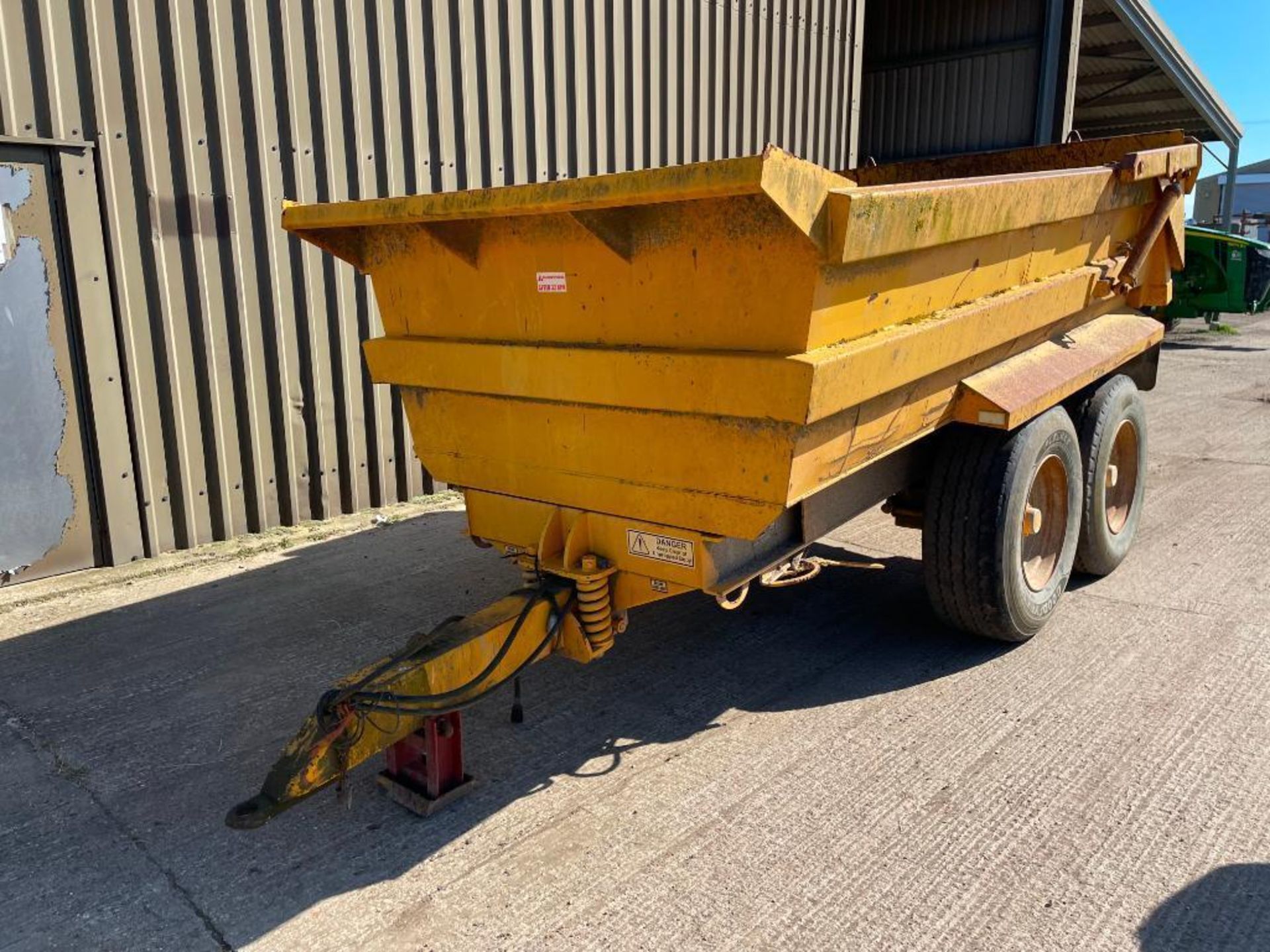 2007 McCauley 14t dump trailer with hydraulic tailgate and sprung drawbar, twin axle on 385/65R22.5 - Image 2 of 8