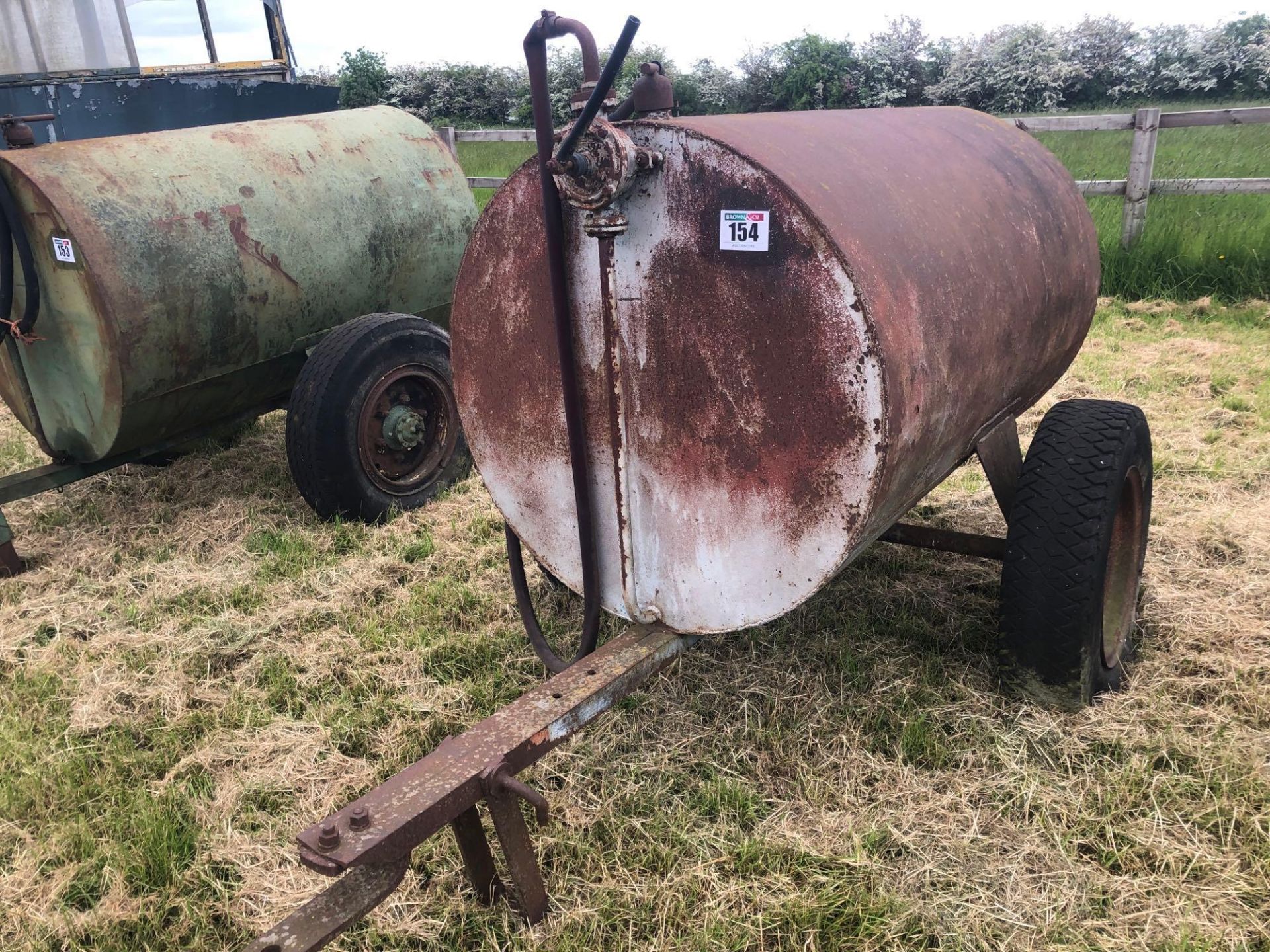 Metal single axle fuel bowser with manual pump