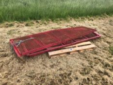 2No hopper grates suited to Vaderstad drill