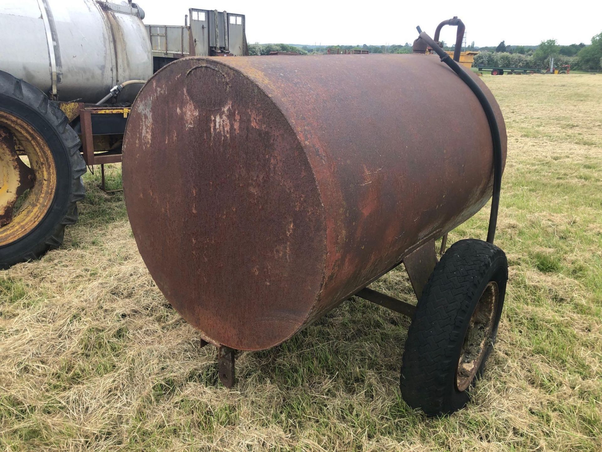 Metal single axle fuel bowser with manual pump - Image 3 of 3