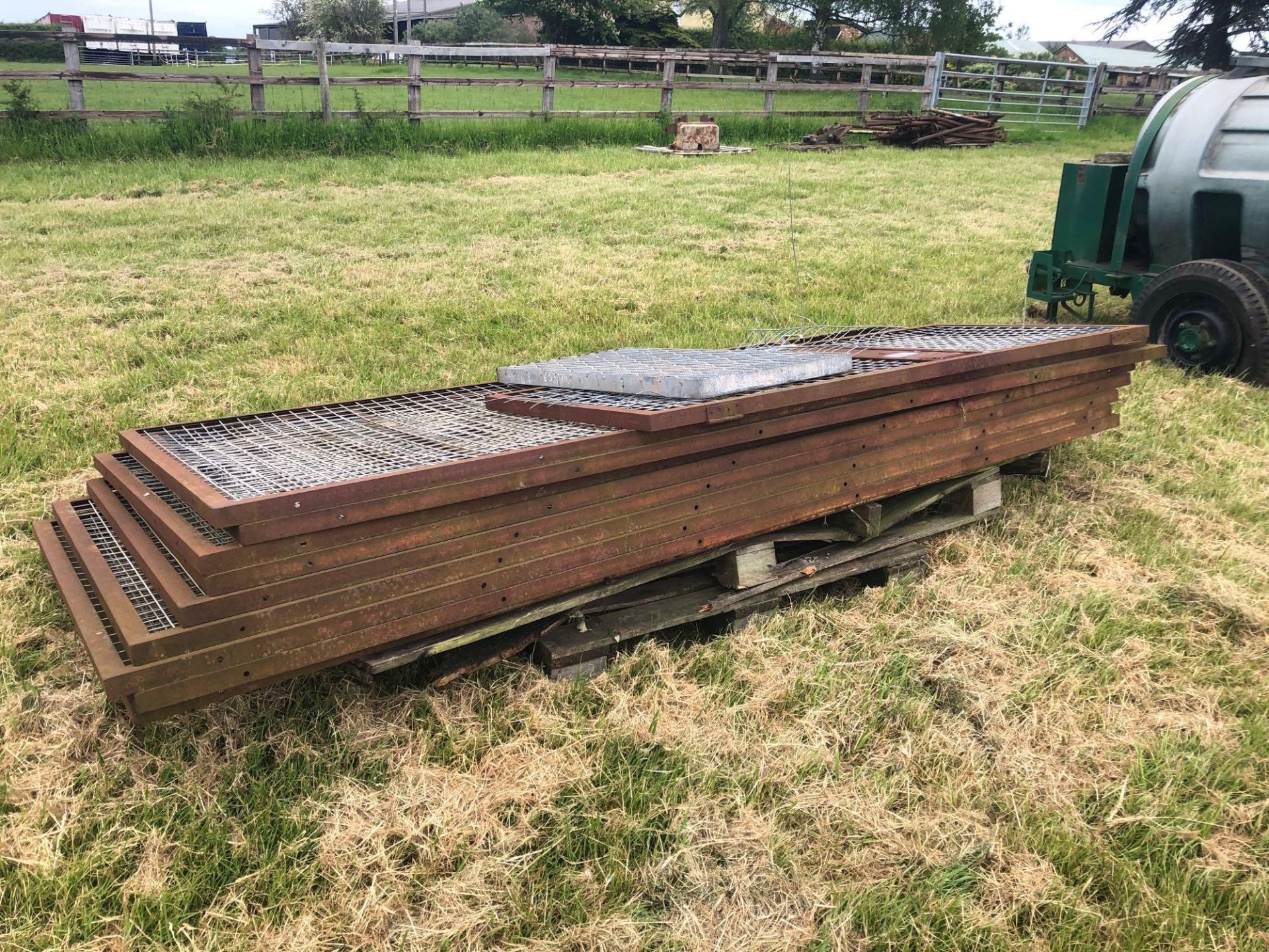 Metal dog kennel