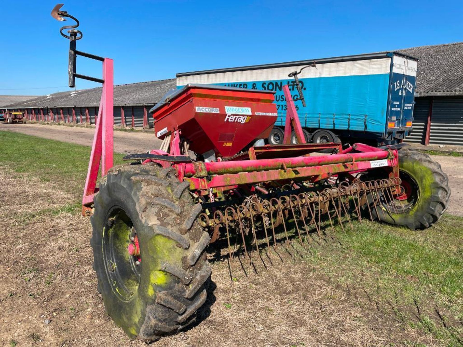 4m spring tine drill with Accord hopper NB: Control box and Manual in Office - Image 2 of 4