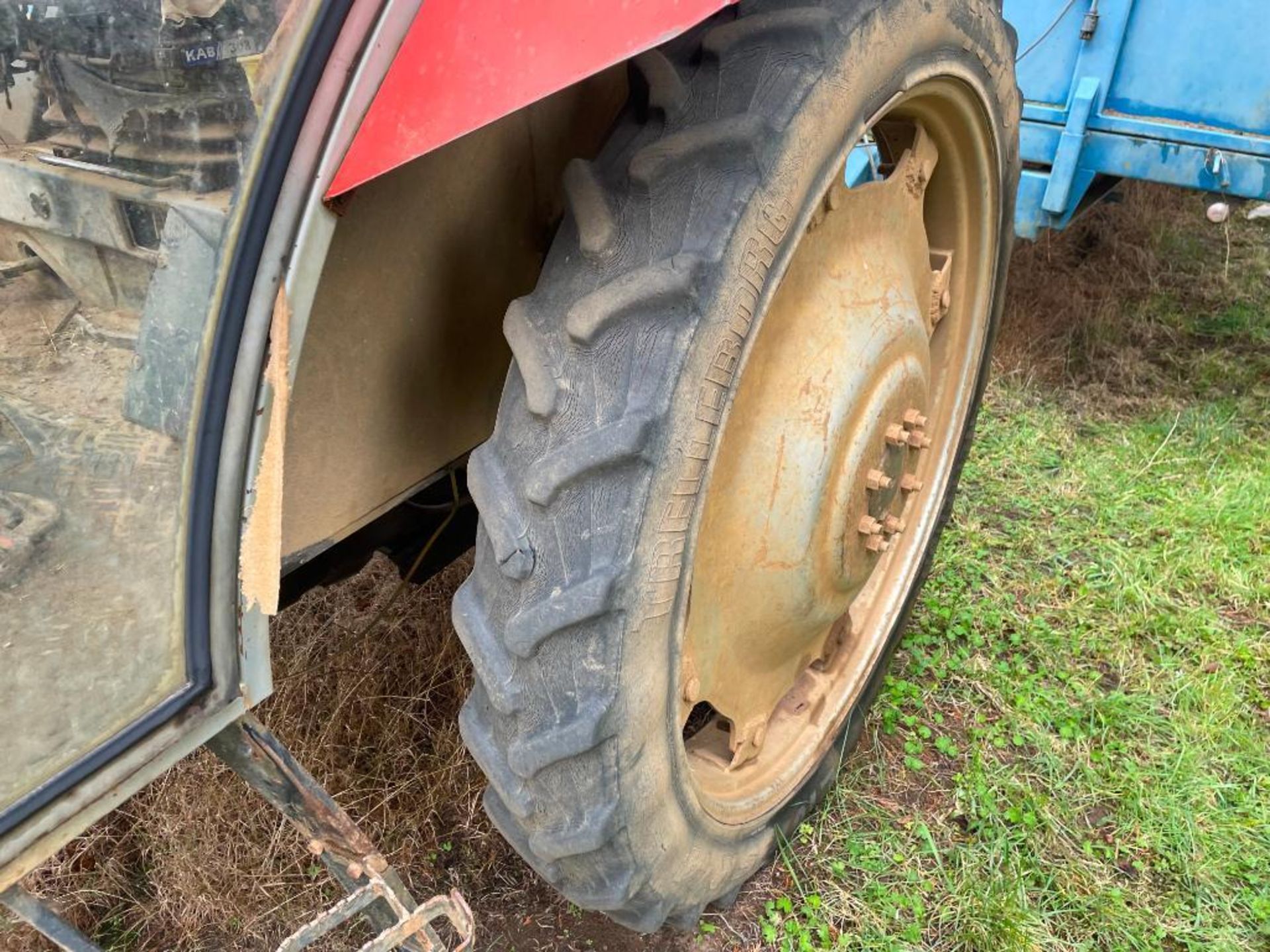 1991 Massey Ferguson 375 2wd tractor with HiLine cab and 2 manual spools on BKT 6.00-19 front and Tr - Image 5 of 13