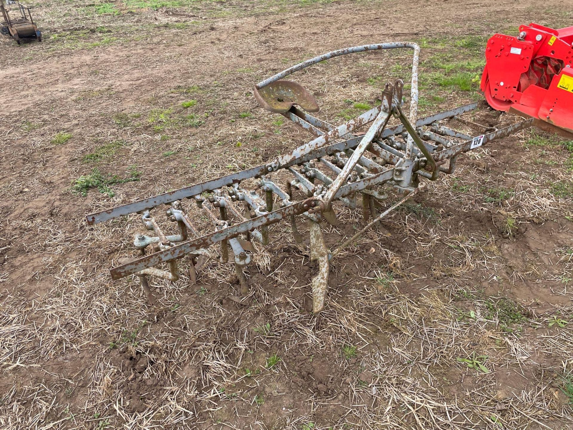 Ferguson 8ft steerage hoe, linkage mounted - Image 2 of 2