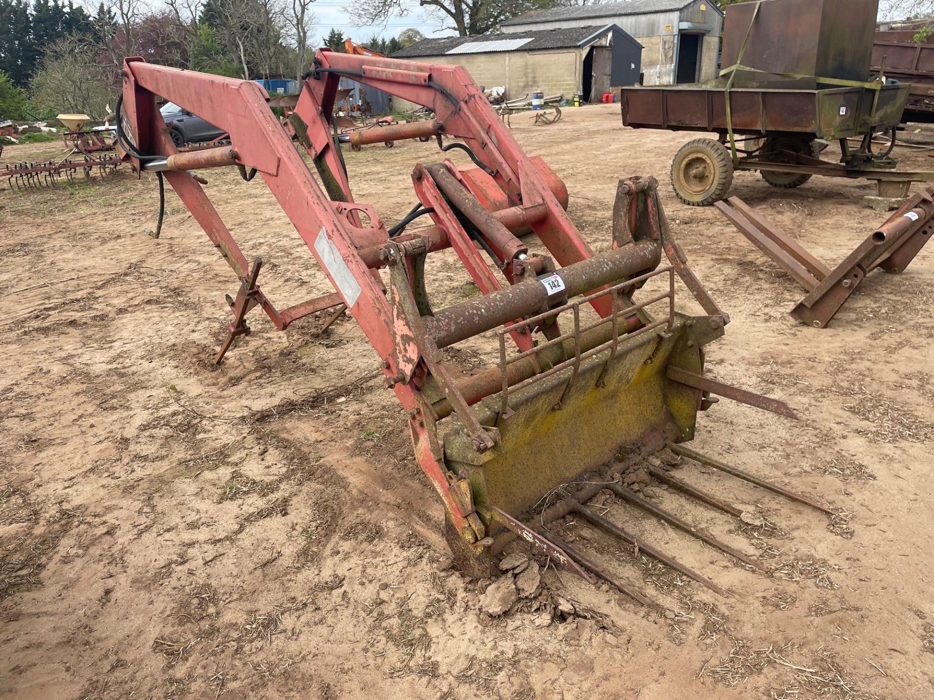 Massey Ferguson 80 fore end loader with manure fork. Serial No: 8242 NB: loader brackets not include - Image 2 of 3