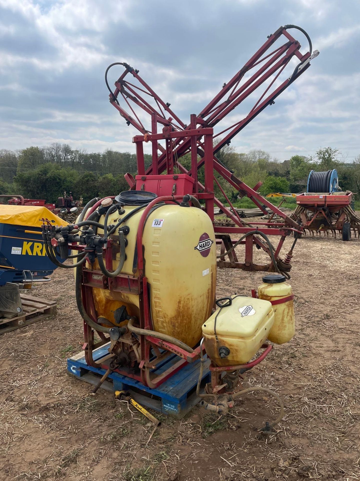 Hardi K600 12m linkage mounted sprayer with 600l tank, induction hopper and clean water tank with ma - Image 2 of 4
