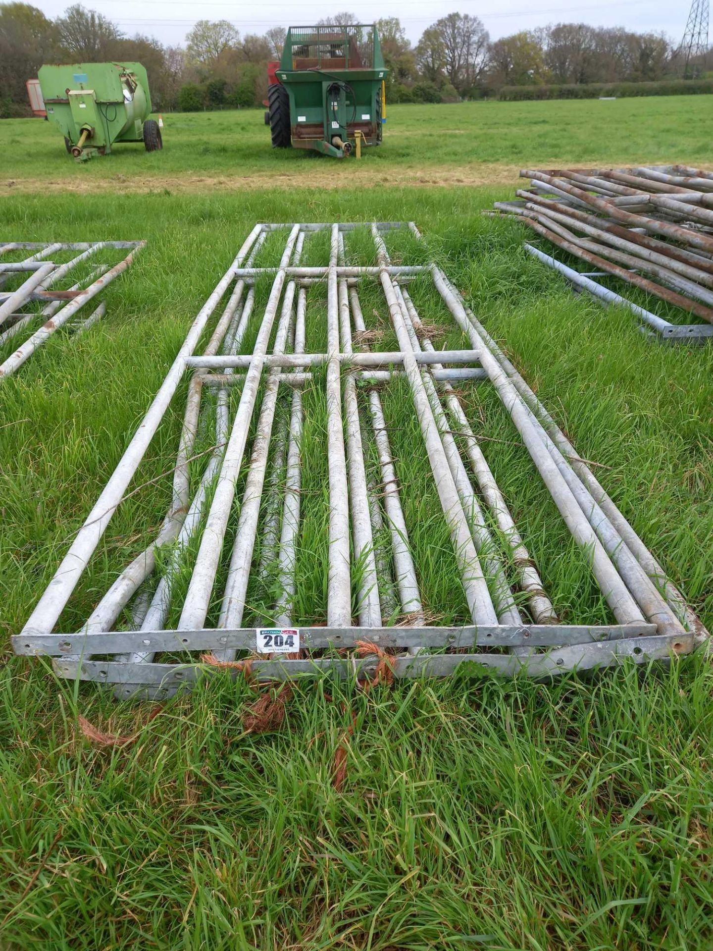 Quantity of metal barriers