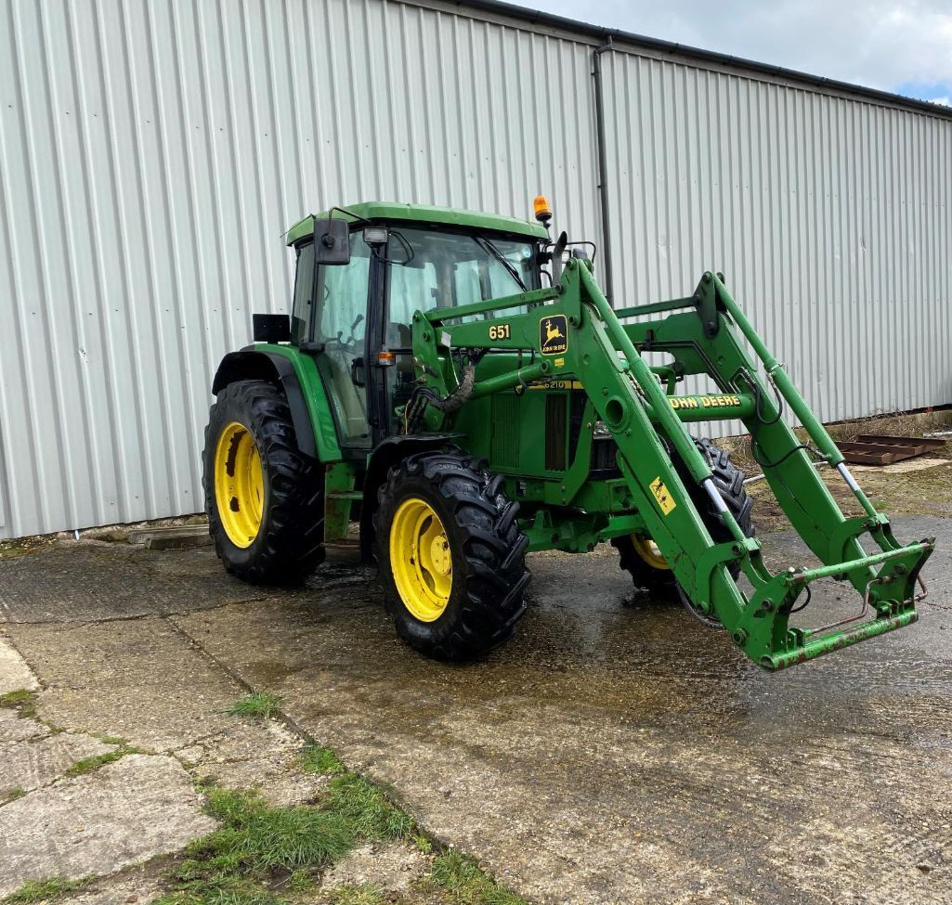 2001 John Deere 6210 c/w 651 John Deere loader, 4wd, 2 spools. Reg: Y831 LJO. Hours: unknown. NB: Re