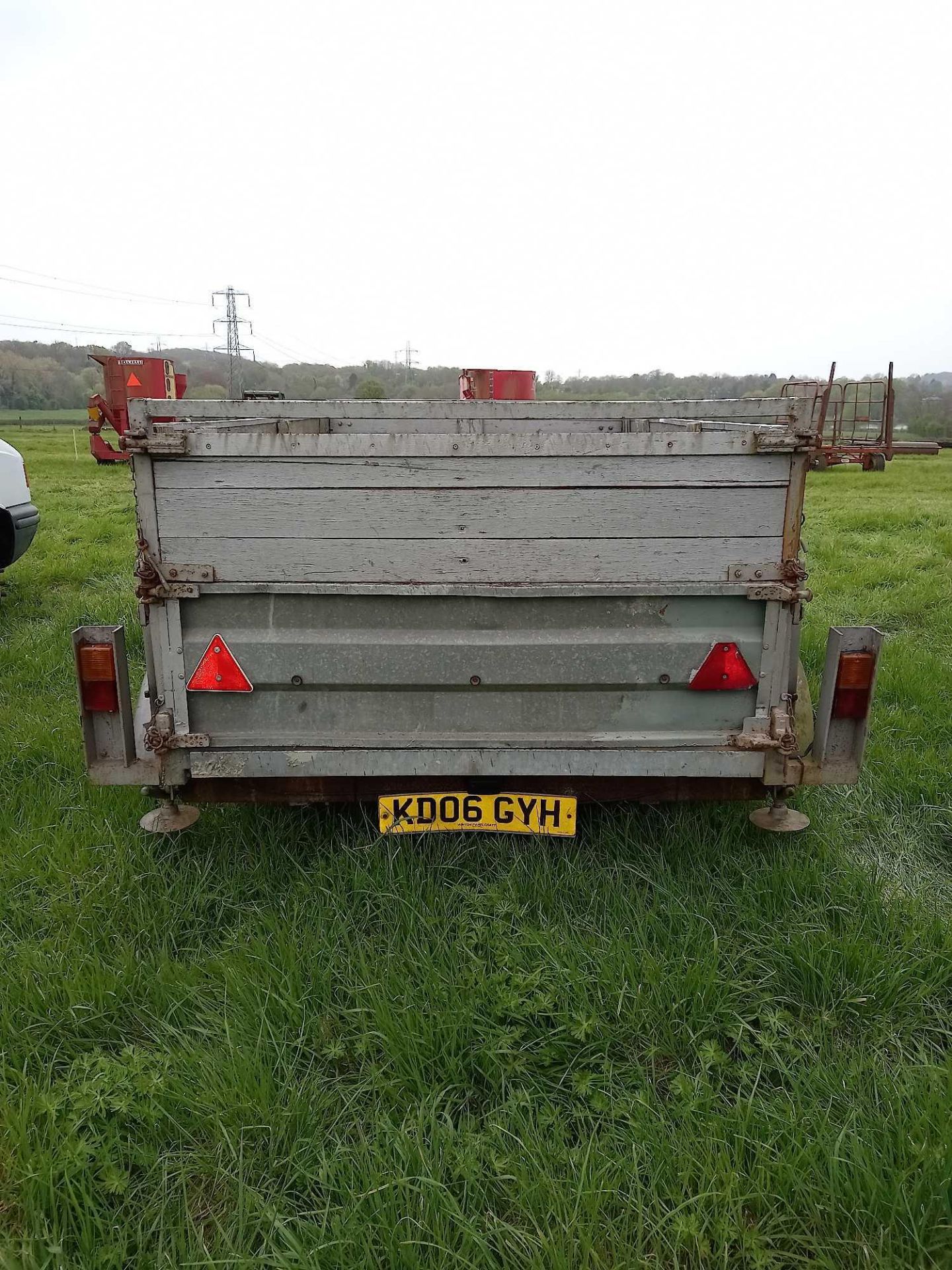 Twin axle car trailer, battery operate hydraulic tipper, 8ft 6 inch, greedy board sides - Image 2 of 3