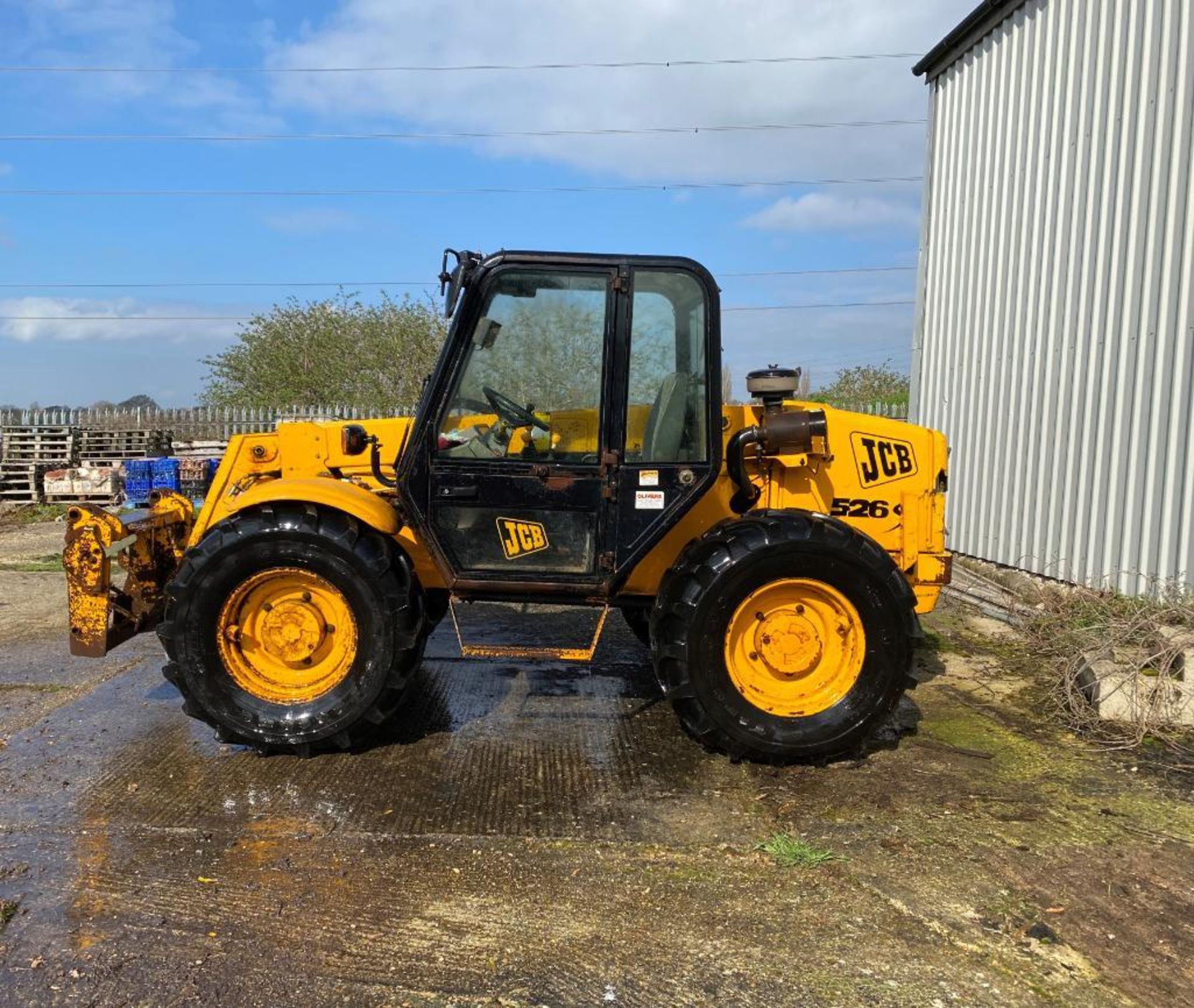 1999 JCB 526S Farm Special Loadall, hydraulic hitch, with pallet tines. Reg: V583 GBH. Hours: 8,080. - Image 3 of 5