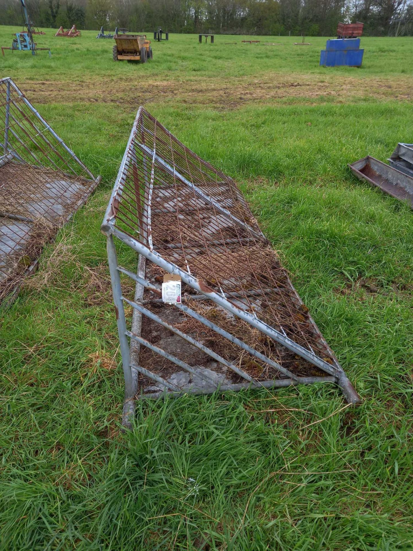 Metal hay rack