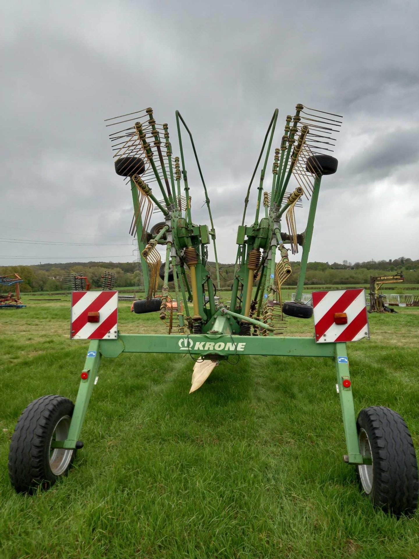 2005 Krone Swadro 800/26 twin rotor trailed rake. NB: requires some welding - Image 5 of 5