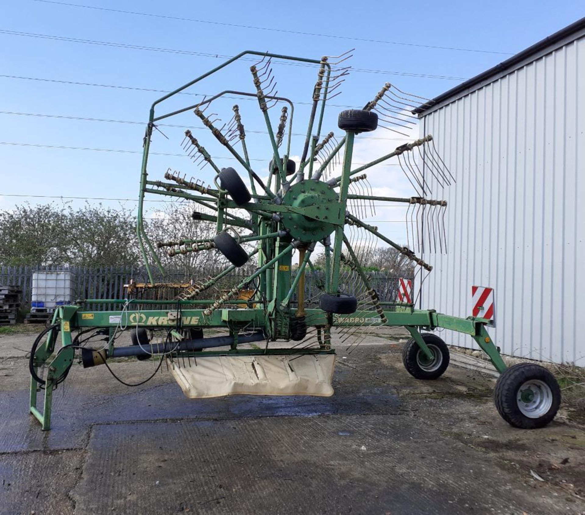 2005 Krone Swadro 800/26 twin rotor trailed rake. NB: requires some welding - Image 3 of 5