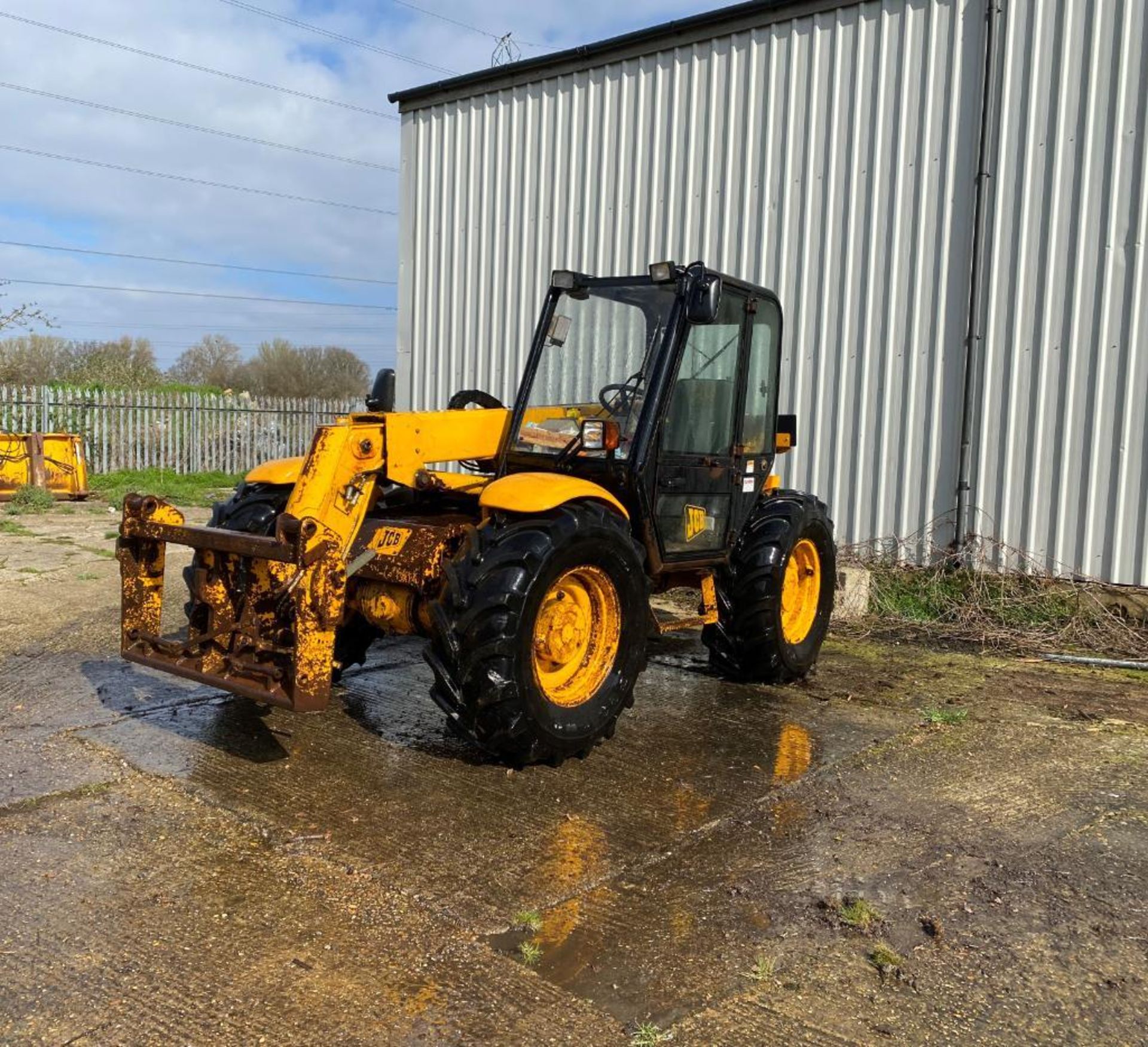 1999 JCB 526S Farm Special Loadall, hydraulic hitch, with pallet tines. Reg: V583 GBH. Hours: 8,080. - Image 2 of 5