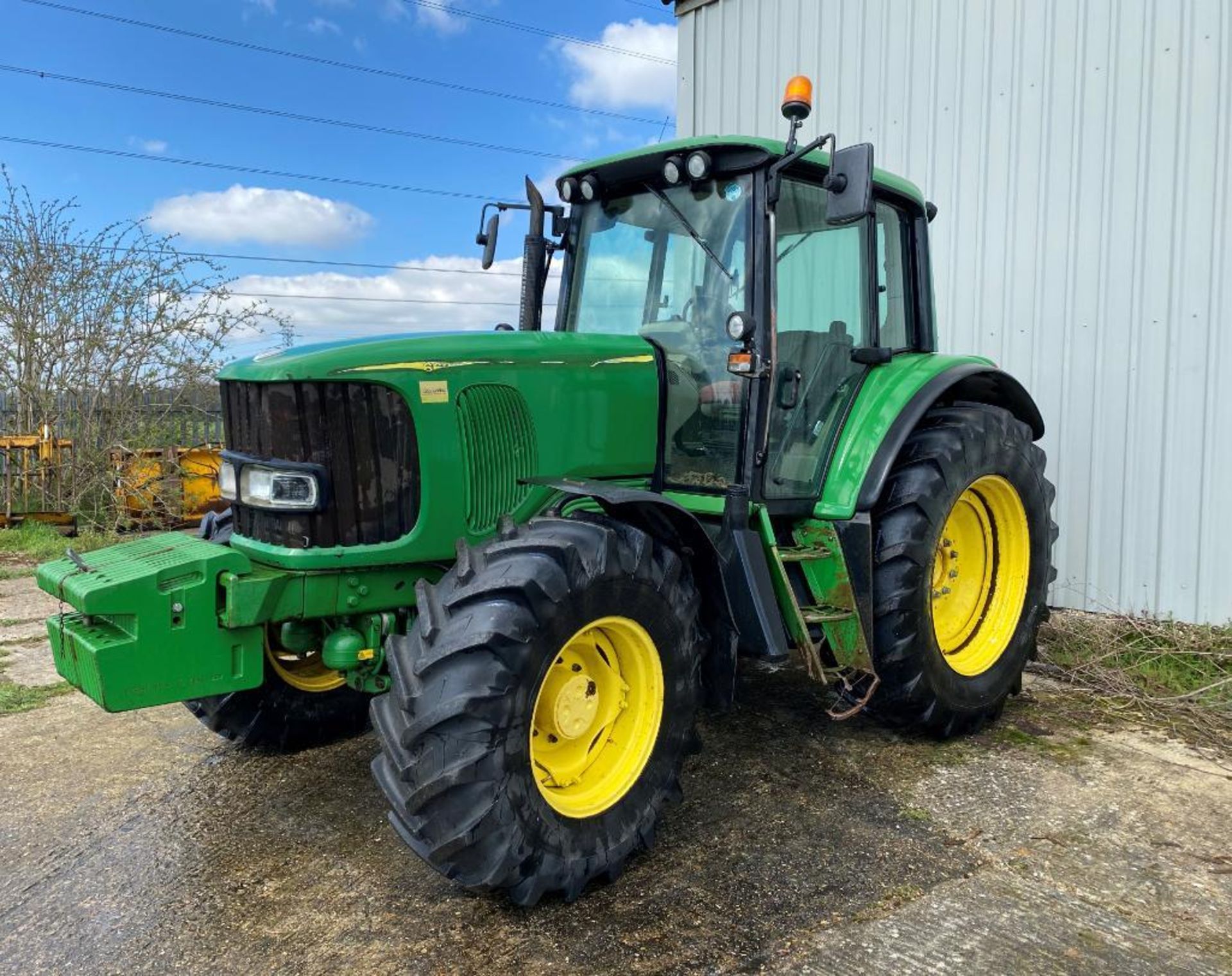 2003 John Deere 6620, 4wd, front wafer weights, 2 spools. Reg: OEO3 ZPB. Hours: 6,900 - Image 2 of 8