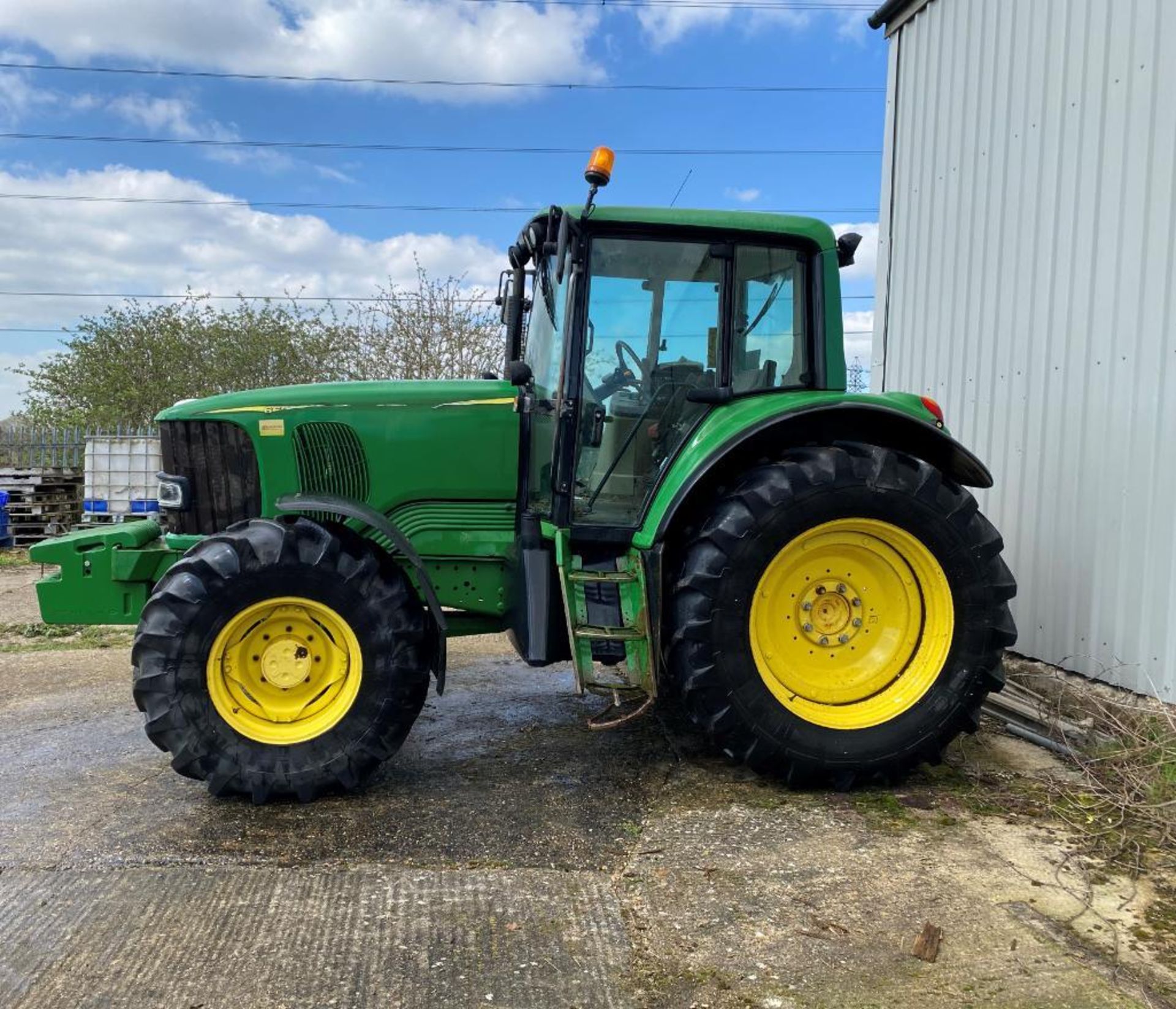 2003 John Deere 6620, 4wd, front wafer weights, 2 spools. Reg: OEO3 ZPB. Hours: 6,900 - Image 3 of 8