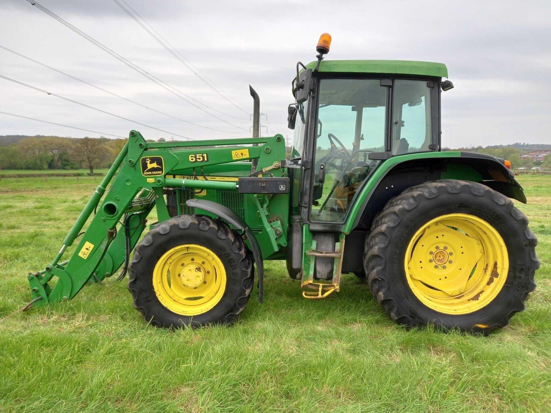 2001 John Deere 6210 c/w 651 John Deere loader, 4wd, 2 spools. Reg: Y831 LJO. Hours: unknown. NB: Re - Image 4 of 6