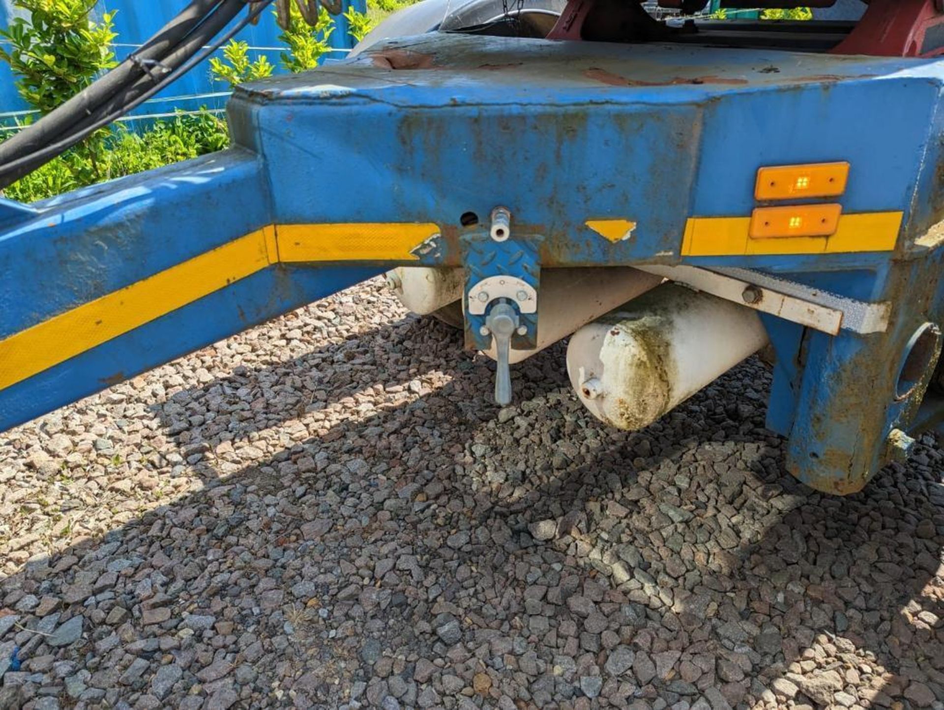 6 wheel low loader with 5th wheel, side load step frame - Image 6 of 10